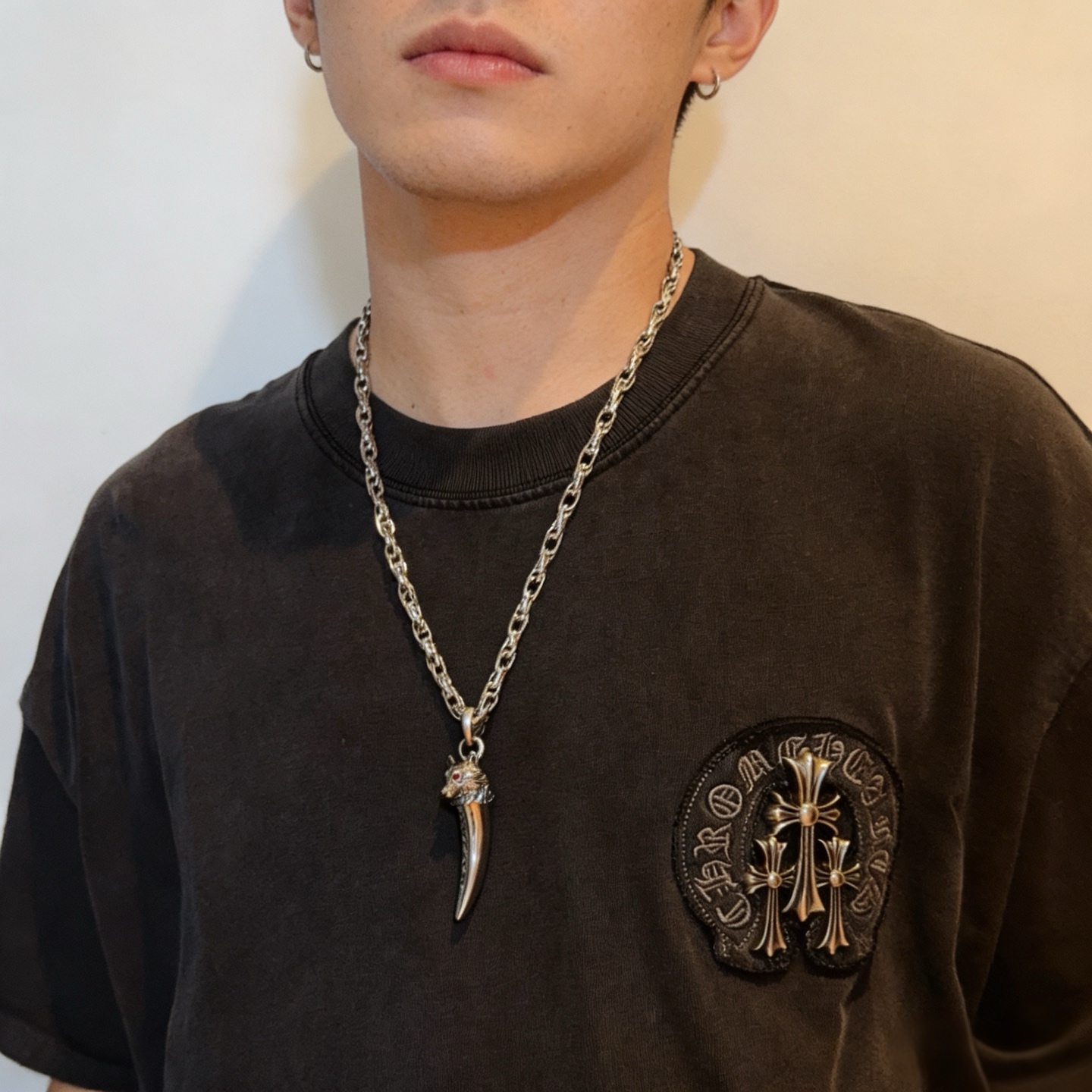 NO:763269,New [counter quality] Chrome Hearts classic retro letter necklace, wolf head pendant. Different pattern design styles with concave and convex shapes, showing a distinctive cross. The Scout flower is the symbol of Chrome Hearts, so it is more durable. Genuine pattern-printed Chrome Hearts distinguishes the ordinary light version in the market. Match the version and standard quality. Look at the printing details. The degree of retro gray oxidation. Seiko version!  !  !  Purely handmade ~ Authentic open mold fashion essentials. Can be worn by both men and women. Same style for couples. Official website original. Rock punk Thai silver style. Retro elements. Trendy and versatile!  , jewelry boutique, chrome hearts, chrome hearts, necklace19860909新款【专柜品质】Chrome Hearts克罗心经典复古字母项链,狼头吊坠 凹凸造型不同的花纹设计风格 呈现出与众不同 十字架 童军花是克罗心的志 所以更经久不衰 正品打版Chrome Hearts克罗心 区别市场普通轻版 对版对标品质 看字印细节 复古做旧灰氧程度.精工版本！！！ 纯手工打造 ～正品开模潮流时尚必备 男女均可佩戴 情侣同款 官网原版 摇滚朋克泰银风格 复古元素 潮流百搭！,饰品精品,chrome hearts,chrome hearts,necklace,Jewelry