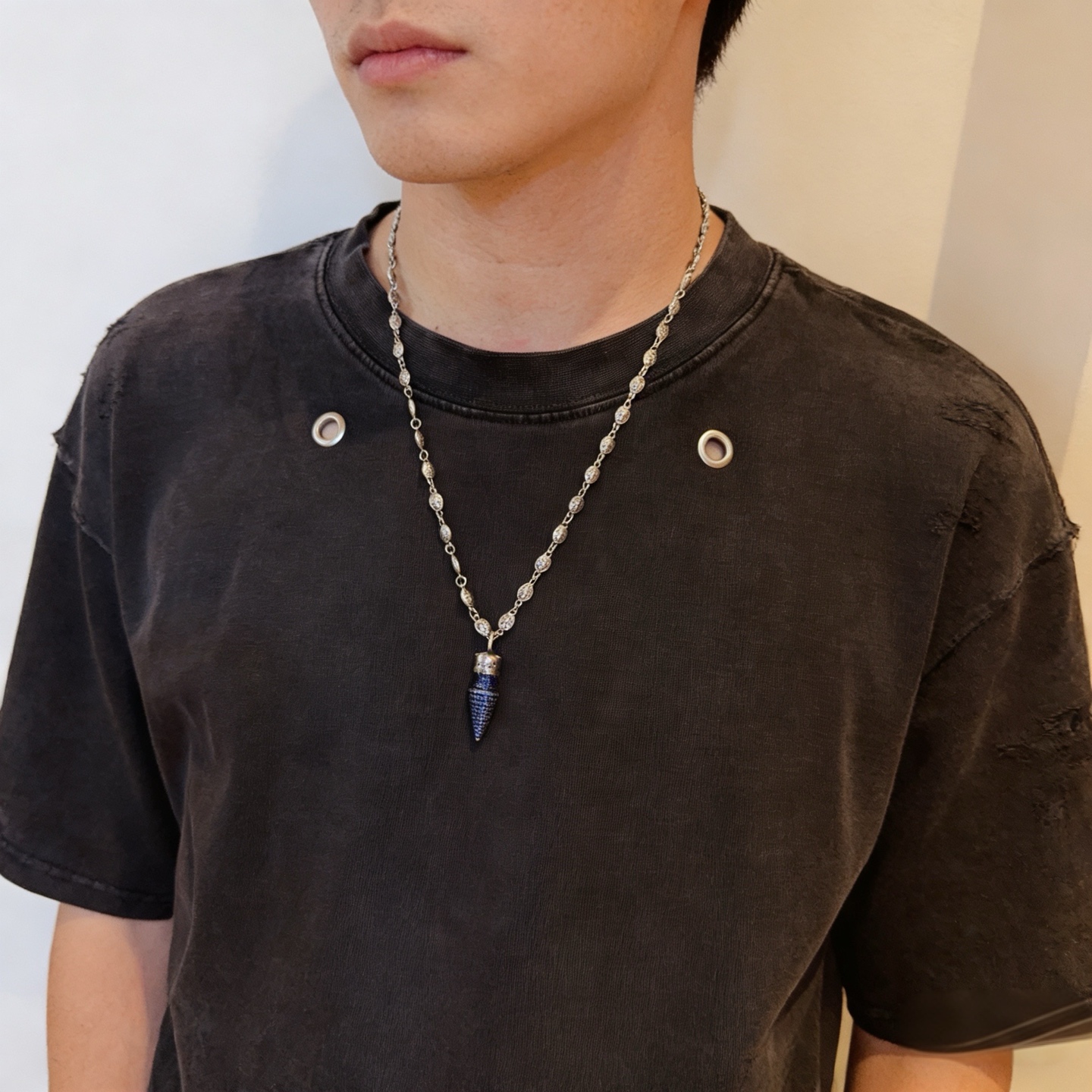 NO:763271,New [Counter Quality] Chrome Hearts Cross Flower Ball Necklace, Blue Diamond Bullet Pendant. Different pattern design styles with concave and convex shapes, showing a distinctive cross. The Scout flower is the symbol of Chrome Hearts, so it is more durable. Genuine pattern-printed Chrome Hearts distinguishes the ordinary light version in the market. Check the quality of the version. Look at the printing details. The degree of retro gray oxidation. Seiko version!  !  !  Purely handmade ~ Authentic open mold fashion essentials. Can be worn by both men and women. Same style for couples. Official website original. Rock punk Thai silver style. Retro elements. Trendy and versatile!  , jewelry boutique, chrome hearts, chrome hearts, necklace19860909新款【专柜品质】Chrome Hearts克罗心十字花球项链,蓝钻子弹吊坠 凹凸造型不同的花纹设计风格 呈现出与众不同 十字架 童军花是克罗心的志 所以更经久不衰 正品打版Chrome Hearts克罗心 区别市场普通轻版 对版对标品质 看字印细节 复古做旧灰氧程度.精工版本！！！ 纯手工打造 ～正品开模潮流时尚必备 男女均可佩戴 情侣同款 官网原版 摇滚朋克泰银风格 复古元素 潮流百搭！,饰品精品,chrome hearts,chrome hearts,necklace,Jewelry