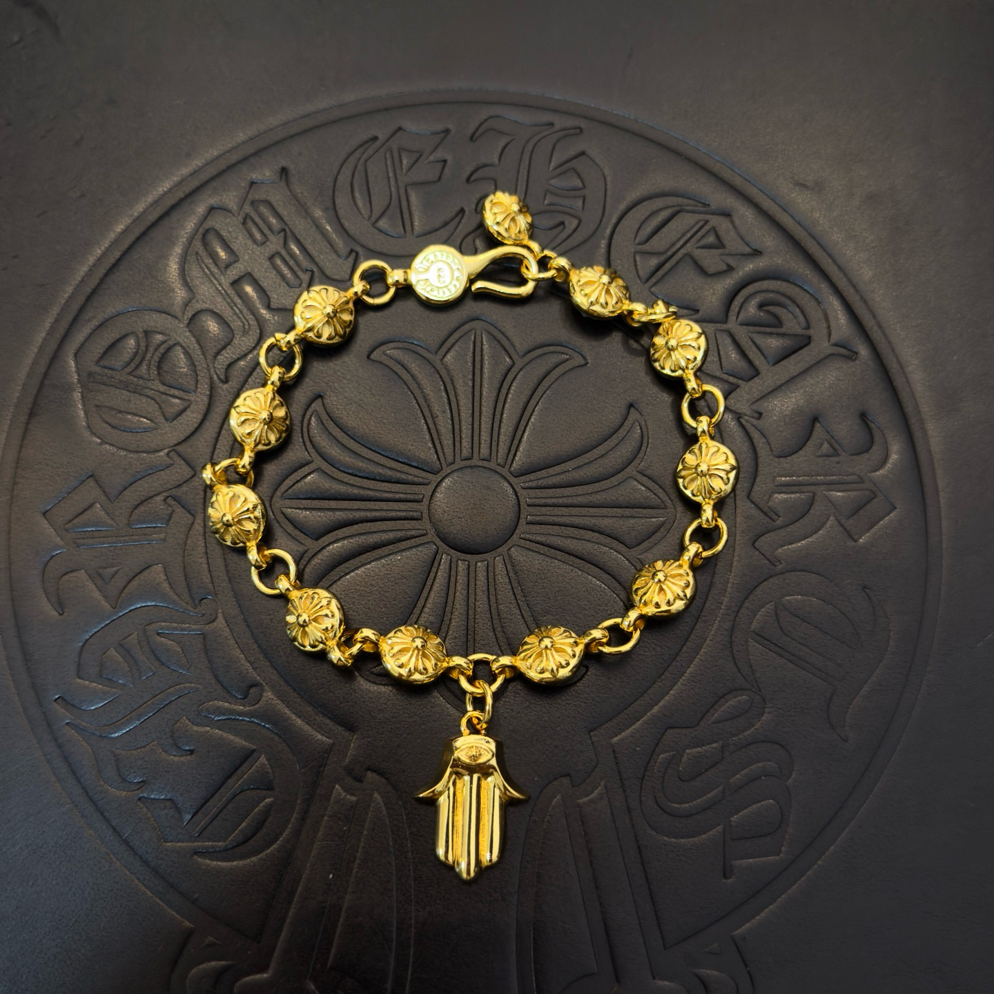 NO:763273,New [counter quality] Chrome Hearts classic retro gold color cross flower ball bracelet, the original concave and convex shapes have different pattern design styles, showing a distinctive cross. The Scout flower is the symbol of Chrome Hearts, so it is more durable. The genuine pattern-printed Chrome Hearts Chrome Hearts is different from the ordinary light version in the market. Match the version and standard quality. Look at the printing details, the degree of retro gray oxidation. Seiko version!  !  !  Purely handmade ~ Authentic open mold fashion essentials. Can be worn by both men and women. Same style for couples. Official website original. Rock punk Thai silver style. Retro elements. Trendy and versatile!  , jewelry boutique, chrome hearts, chrome hearts, bracelet, gold19860909新款【专柜品质】Chrome Hearts克罗心经典复古黄金色十字花球手链,原图凹凸造型不同的花纹设计风格 呈现出与众不同 十字架 童军花是克罗心的志 所以更经久不衰 正品打版Chrome Hearts克罗心 区别市场普通轻版 对版对标品质 看字印细节 复 古做旧灰氧程度.精工版本！！！ 纯手工打造 ～正品开模潮流时尚必备 男女均可佩戴 情侣同款 官网原版 摇滚朋克泰银风格 复古元素 潮流百搭！,饰品精品,chrome hearts,chrome hearts,bracelet,gold,Jewelry