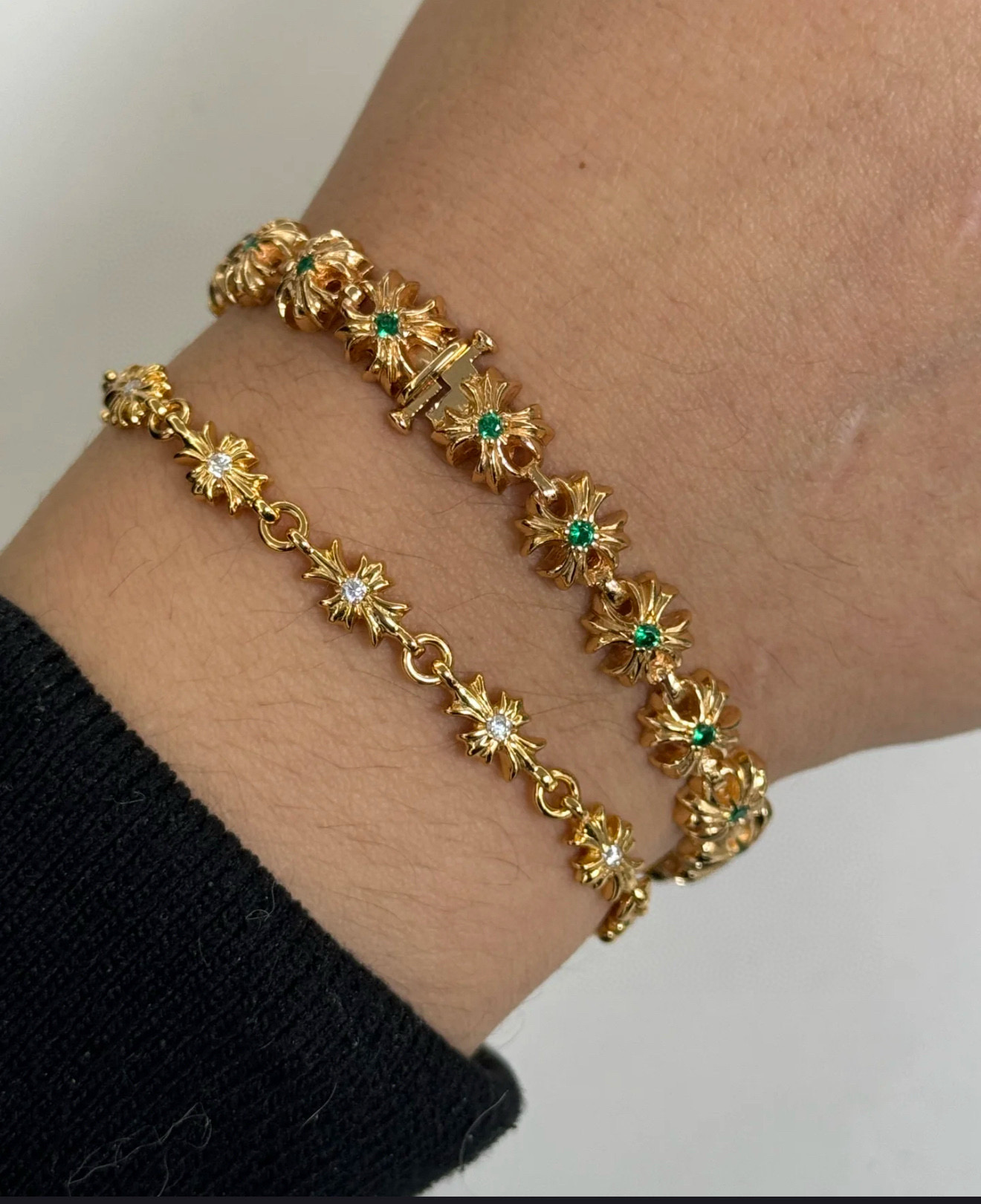 NO:763260,New [counter quality] Chrome Hearts Classic retro green diamond cross flower bracelet. Concave and convex shapes with different pattern design styles, showing a distinctive cross. The Scout flower is the symbol of Chrome Hearts, so it is more durable. Genuine pattern-printed Chrome Hearts distinguishes the ordinary light version in the market. Check the quality of the version. Look at the printing details. The degree of retro gray oxidation. Seiko version!  !  !  Purely handmade ~ Authentic open mold fashion essentials. Can be worn by both men and women. Same style for couples. Official website original. Rock punk Thai silver style. Retro elements. Trendy and versatile!  , jewelry boutique, chrome hearts, chrome hearts, bracelet19860909新款【专柜品质】Chrome Hearts克罗心 经典复古绿钻十字花手链 凹凸造型不同的花纹设计风格 呈现出与众不同 十字架 童军花是克罗心的志 所以更经久不衰 正品打版Chrome Hearts克罗心 区别市场普通轻版 对版对标品质 看字印细节 复古做旧灰氧程度.精工版本！！！ 纯手工打造 ～正品开模潮流时尚必备 男女均可佩戴 情侣同款 官网原版 摇滚朋克泰银风格 复古元素 潮流百搭！,饰品精品,chrome hearts,chrome hearts,bracelet,Jewelry