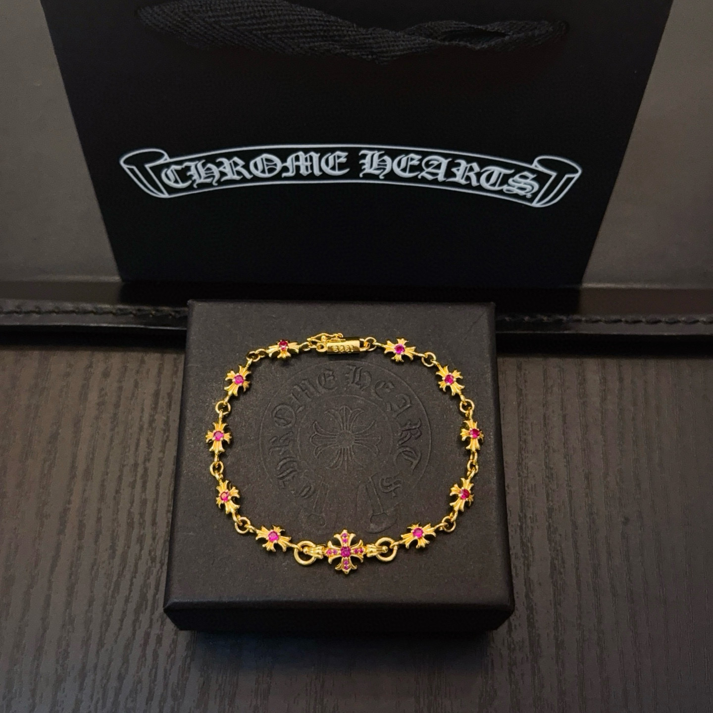 NO:763262,New [counter quality] Chrome Hearts gold-colored pink diamond cross bracelet. The concave and convex shapes have different pattern design styles, showing a distinctive cross. The Scout flower is the symbol of Chrome Hearts, so it is more durable. Genuine pattern-printed Chrome Hearts distinguishes the ordinary light version in the market. Check the quality of the version. Look at the printing details. The degree of retro gray oxidation. Seiko version!  !  !  Purely handmade ~ Authentic open mold fashion essentials. Can be worn by both men and women. Same style for couples. Official website original. Rock punk Thai silver style. Retro elements. Trendy and versatile!  , jewelry boutique, chrome hearts, chrome hearts, bracelet, gold19860909新款【专柜品质】Chrome Hearts克罗心黄金色粉钻十字架手链 凹凸造型不同的花纹设计风格 呈现出与众不同 十字架 童军花是克罗心的志 所以更经久不衰 正品打版Chrome Hearts克罗心 区别市场普通轻版 对版对标品质 看字印细节 复古做旧灰氧程度.精工版本！！！ 纯手工打造 ～正品开模潮流时尚必备 男女均可佩戴 情侣同款 官网原版 摇滚朋克泰银风格 复古元素 潮流百搭！,饰品精品,chrome hearts,chrome hearts,bracelet,gold,Jewelry