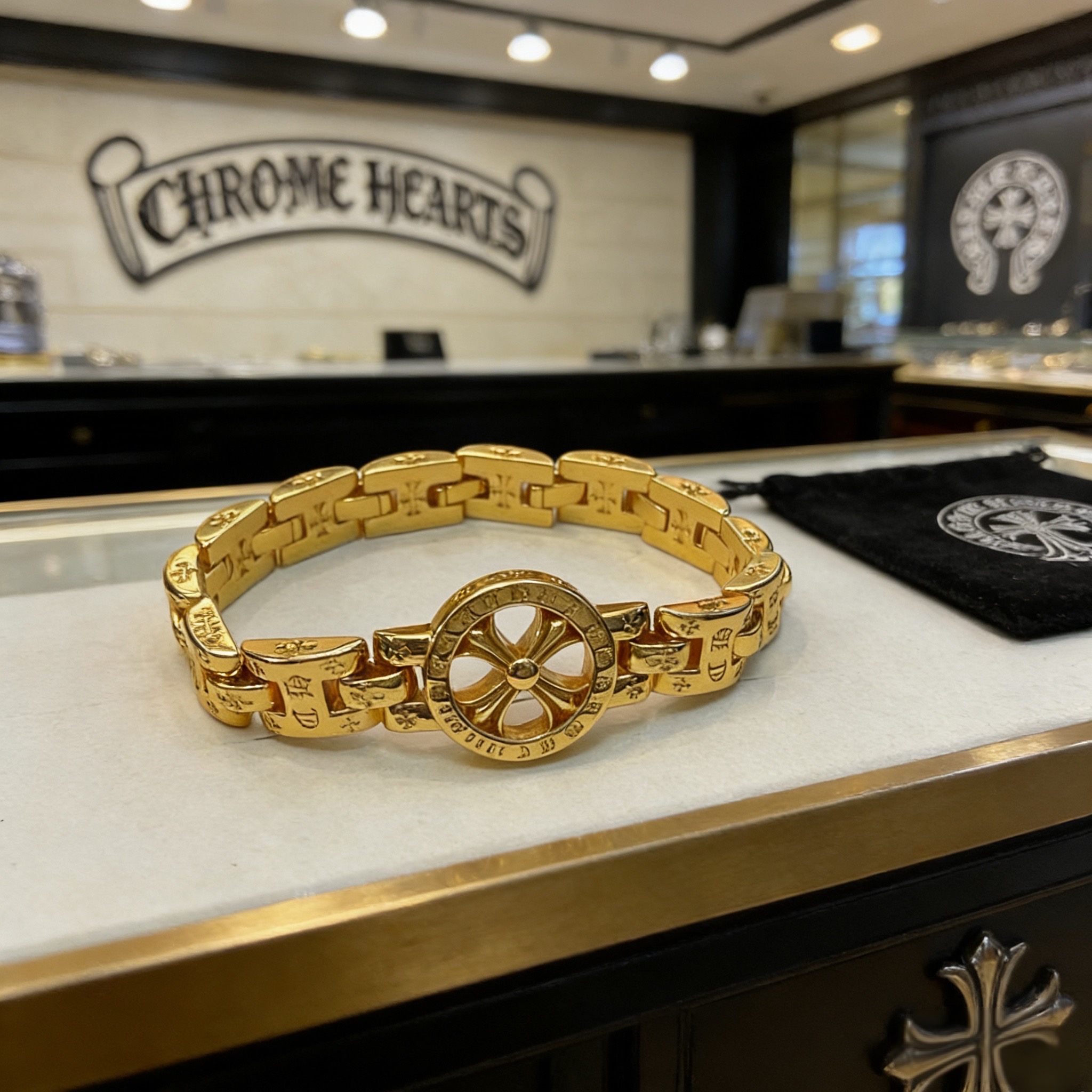 NO:763266,[Counter quality] Chrome Hearts classic gold strap bracelet with different concave and convex shapes, different pattern design styles, showing a distinctive cross. The Scout flower is the symbol of Chrome Hearts, so it is more durable. Genuine pattern-printed Chrome Hearts distinguishes the ordinary light version in the market. Match the version and standard quality. Look at the printing details. The degree of retro gray oxidation. Seiko version!  !  !  Purely handmade ~ Authentic open mold fashion essentials. Can be worn by both men and women. Same style for couples. Official website original. Rock punk Thai silver style. Retro elements. Trendy and versatile!  , jewelry boutique, chrome hearts, chrome hearts, bracelet, gold19860909【专柜品质】Chrome Hearts克罗心经典黄金色表带手链 凹凸造型不同的花纹设计风格 呈现出与众不同 十字架 童军花是克罗心的志 所以更经久不衰 正品打版Chrome Hearts克罗心 区别市场普通轻版 对版对标品质 看字印细节 复古做旧灰氧程度.精工版本！！！ 纯手工打造 ～正品开模潮流时尚必备 男女均可佩戴 情侣同款 官网原版 摇滚朋克泰银风格 复古元素 潮流百搭！,饰品精品,chrome hearts,chrome hearts,bracelet,gold,Jewelry