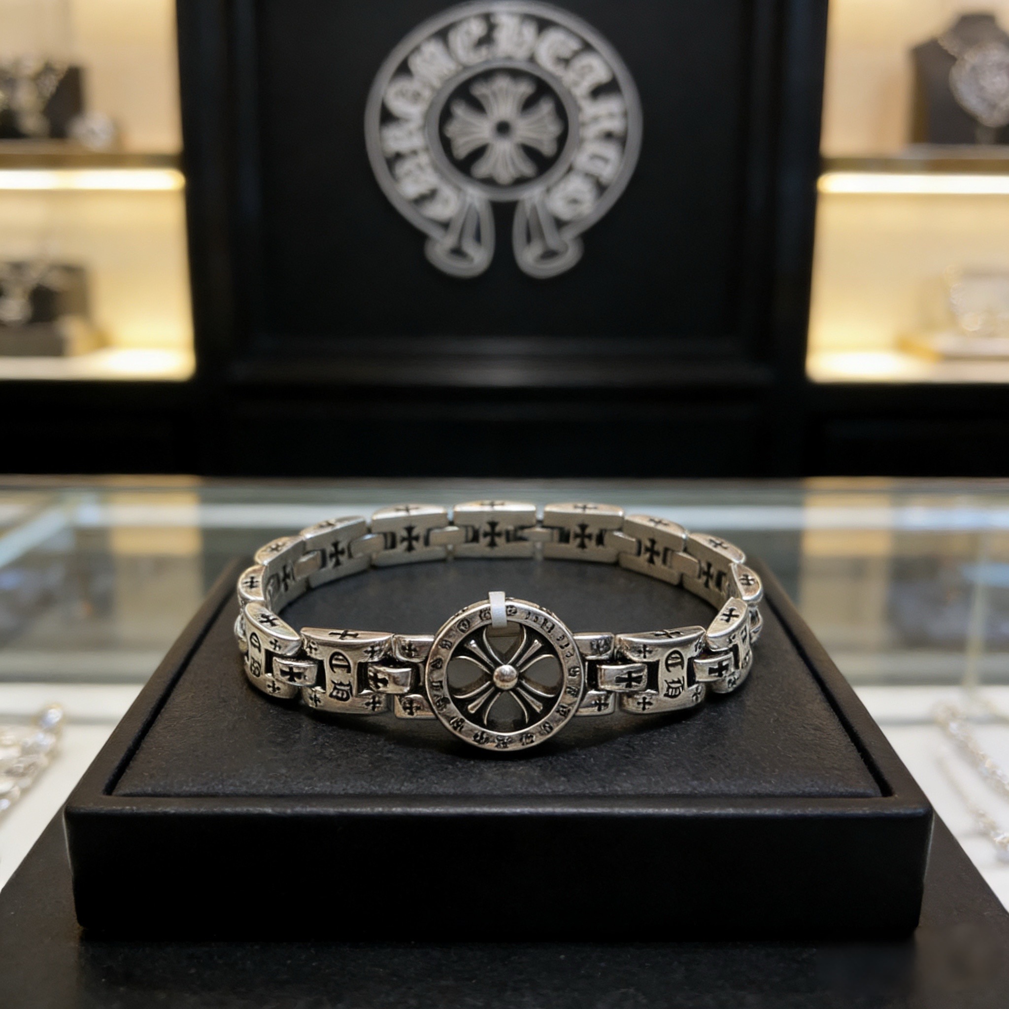 NO:763268,[Counter quality] Chrome Hearts Classic Cross Strap Bracelet Size: 18 20 22 Concave and convex shapes with different pattern design styles show a distinctive cross. The Scout flower is the symbol of Chrome Hearts, so it is more durable. Genuine pattern-printed Chrome Hearts distinguishes the ordinary light version in the market from the standard version. Check the quality of the version. Look at the printing details. The degree of retro gray oxidation. Seiko version!  !  !  Purely handmade ~ Authentic open mold fashion essentials. Can be worn by both men and women. Same style for couples. Official website original. Rock punk Thai silver style. Retro elements. Trendy and versatile!  , jewelry boutique, chrome hearts, chrome hearts, bracelet19860909【专柜品质】Chrome Hearts克罗心经典十字架表带手链 尺寸:18 20 22 凹凸造型不同的花纹设计风格 呈现出与众不同 十字架 童军花是克罗心的志 所以更经久不衰 正品打版Chrome Hearts克罗心 区别市场普通轻版 对版对标品质 看字印细节 复古做旧灰氧程度.精工版本！！！ 纯手工打造 ～正品开模潮流时尚必备 男女均可佩戴 情侣同款 官网原版 摇滚朋克泰银风格 复古元素 潮流百搭！,饰品精品,chrome hearts,chrome hearts,bracelet,Jewelry