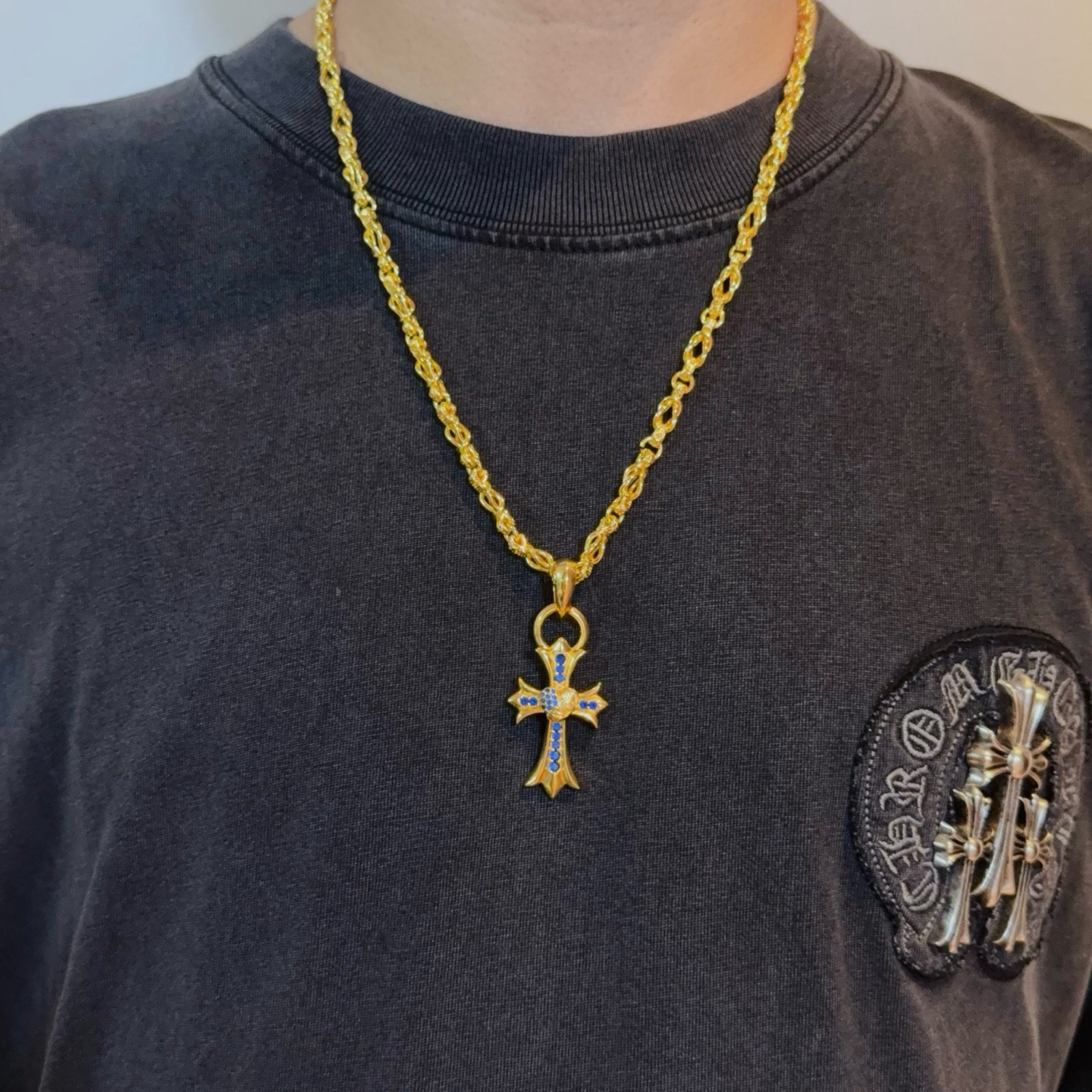 NO:763270,New [counter quality] Chrome Hearts classic retro multi-element necklace, blue diamond cross pendant, different pattern design styles with concave and convex shapes, showing a distinctive cross and Scout flower is the symbol of Chrome Hearts, so it is more durable. Genuine pattern-printed Chrome Hearts distinguishes the ordinary light version in the market. Match the version and standard quality. Look at the printing details, the degree of retro gray oxidation. Seiko version!  !  !  Purely handmade ~ Authentic open mold fashion essentials. Can be worn by both men and women. Same style for couples. Official website original. Rock punk Thai silver style. Retro elements. Trendy and versatile!  , jewelry boutique, chrome hearts, chrome hearts, necklace19860909新款【专柜品质】Chrome Hearts克罗心经典复古多元素项链 蓝钻十字架吊坠 凹凸造型不同的花纹设计风格 呈现出与众不同 十字架 童军花是克罗心的志 所以更经久不衰 正品打版Chrome Hearts克罗心 区别市场普通轻版 对版对标品质 看字印细节 复古做旧灰氧程度.精工版本！！！ 纯手工打造 ～正品开模潮流时尚必备 男女均可佩戴 情侣同款 官网原版 摇滚朋克泰银风格 复古元素 潮流百搭！,饰品精品,chrome hearts,chrome hearts,necklace,Jewelry