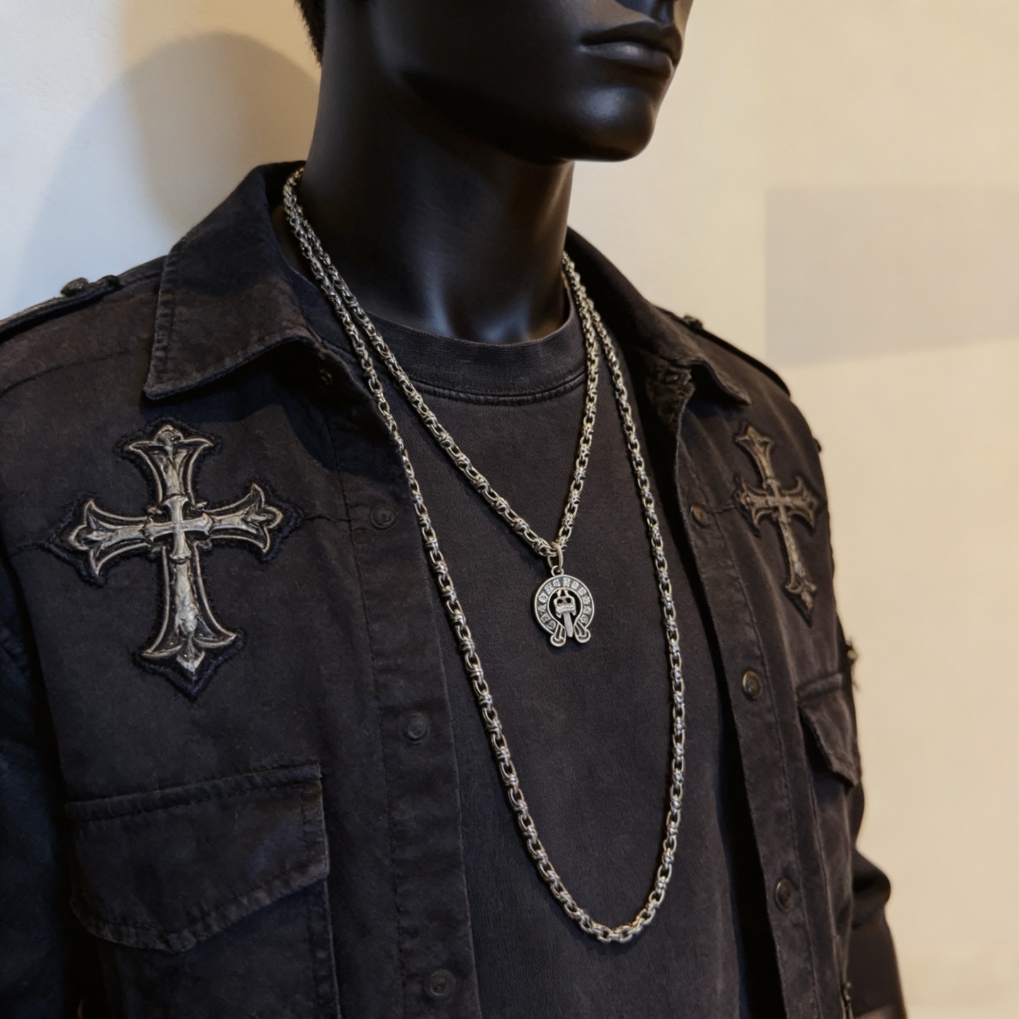 NO:763274,[Counter quality] Chrome Hearts Cross Necklace, Horseshoe Print Sword Pendant. Different pattern design styles with concave and convex shapes, showing a distinctive cross. The Scout flower is the symbol of Chrome Hearts, so it is more durable. Genuine patterned Chrome Hearts distinguishes the ordinary light version in the market. Check the quality of the version. Look at the printing details. The degree of retro gray oxidation. Seiko version!  !  !  Purely handmade ~ Authentic open mold fashion essentials. Can be worn by both men and women. Same style for couples. Official website original. Rock punk Thai silver style. Retro elements. Trendy and versatile!  , jewelry boutique, chrome hearts, chrome hearts, necklace19860909【专柜品质】Chrome Hearts克罗心十字架项链,马蹄印宝剑吊坠 凹凸造型不同的花纹设计风格 呈现出与众不同 十字架 童军花是克罗心的志 所以更经久不衰 正品打版Chrome Hearts克罗心 区别市场普通轻版 对版对标品质 看字印细节 复古做旧灰氧程度.精工版本！！！ 纯手工打造 ～正品开模潮流时尚必备 男女均可佩戴 情侣同款 官网原版 摇滚朋克泰银风格 复古元素 潮流百搭！,饰品精品,chrome hearts,chrome hearts,necklace,Jewelry