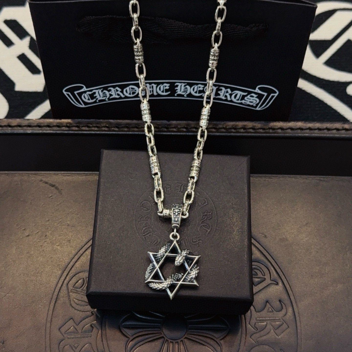NO:763279,New [Counter Quality] Chrome Hearts Classic Retro Cross Necklace, Dragon Hexagram Pendant, Concave and Concave Shapes, Different Pattern Design Styles, Presenting a Distinctive Cross, Scout Flower is Chrome Hearts’ Emblem, So It’s More Enduring, Genuine Patterned Chrome Hearts, Differentiates from Ordinary Light Versions in the Market, Version-Based Quality, Look at Printing Details, Vintage Aged Gray Oxygen Level. Seiko Version!  !  !  Purely handmade ~ Authentic open mold fashion essentials. Can be worn by both men and women. Same style for couples. Official website original. Rock punk Thai silver style. Retro elements. Trendy and versatile!  , jewelry boutique, chrome hearts, chrome hearts, necklace19860909新款【专柜品质】Chrome Hearts克罗心经典复古十字架项链 龙腾六芒星吊坠 凹凸造型不同的花纹设计风格 呈现出与众不同 十字架 童军花是克罗心的志 所以更经久不衰 正品打版Chrome Hearts克罗心 区别市场普通轻版 对版对标品质 看字印细节 复古做旧灰氧程度.精工版本！！！ 纯手工打造 ～正品开模潮流时尚必备 男女均可佩戴 情侣同款 官网原版 摇滚朋克泰银风格 复古元素 潮流百搭！,饰品精品,chrome hearts,chrome hearts,necklace,Jewelry