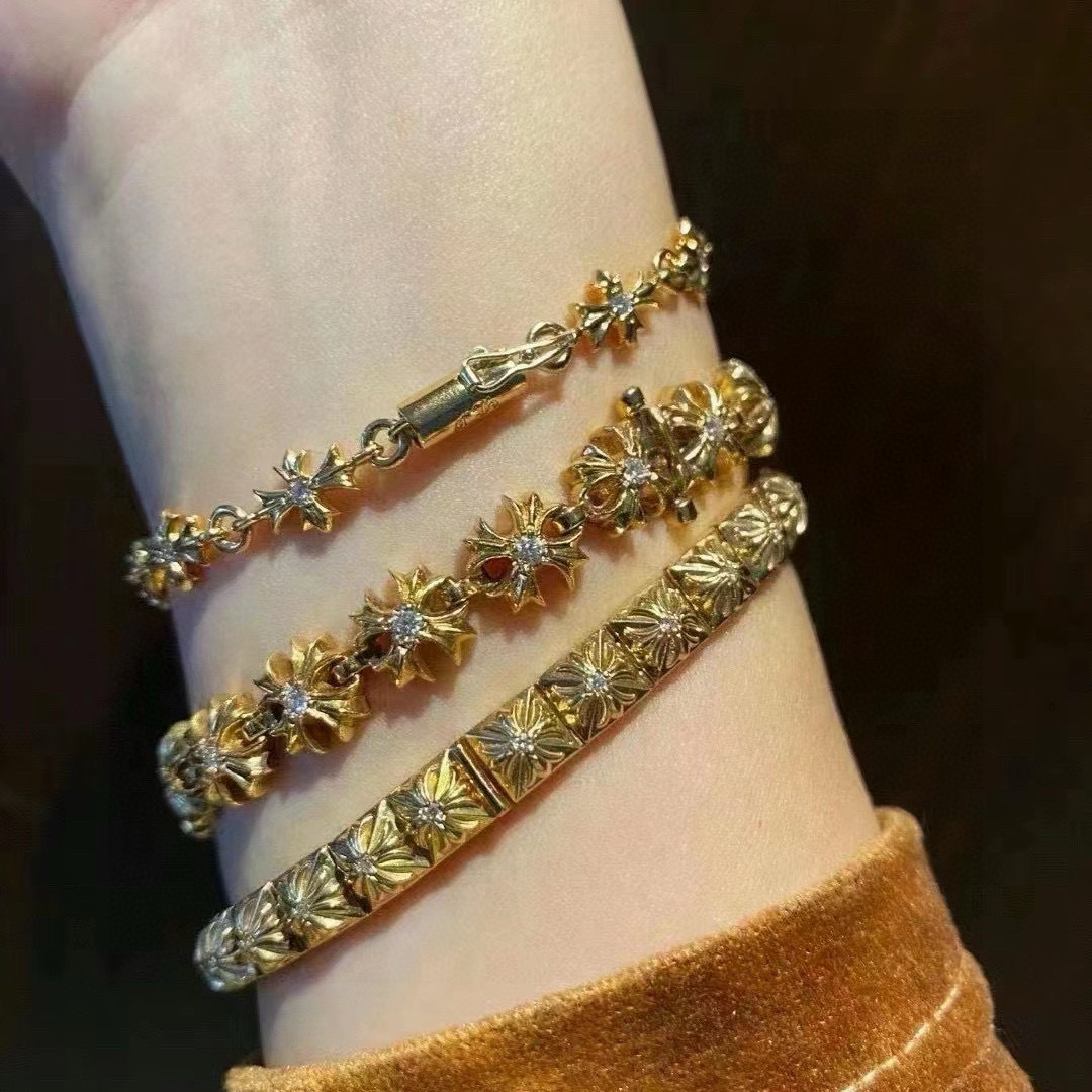 NO:763289,Batch New [Counter Quality] Chrome Hearts Classic Retro Gold White Diamond Cross Flower Bracelet. Concave and convex shapes with different pattern design styles, showing a distinctive cross. The Scout flower is the symbol of Chrome Hearts, so it is more durable. Genuine pattern-printed Chrome Hearts distinguishes the ordinary light version in the market. Check the quality of the version. Look at the printing details. The degree of retro ash oxidation. Seiko version!  !  !  Purely handmade ~ Authentic open mold fashion essentials. Can be worn by both men and women. Same style for couples. Official website original. Rock punk Thai silver style. Retro elements. Trendy and versatile!  , jewelry boutique, chrome hearts, chrome hearts, bracelet, gold19860909批 新款【专柜品质】Chrome Hearts克罗心 经典复古黄金色白钻十字花手链 凹凸造型不同的花纹设计风格 呈现出与众不同 十字架 童军花是克罗心的志 所以更经久不衰 正品打版Chrome Hearts克罗心 区别市场普通轻版 对版对标品质 看字印细节 复古做旧灰氧程度.精工版本！！！ 纯手工打造 ～正品开模潮流时尚必备 男女均可佩戴 情侣同款 官网原版 摇滚朋克泰银风格 复古元素 潮流百搭！,饰品精品,chrome hearts,chrome hearts,bracelet,gold,Jewelry