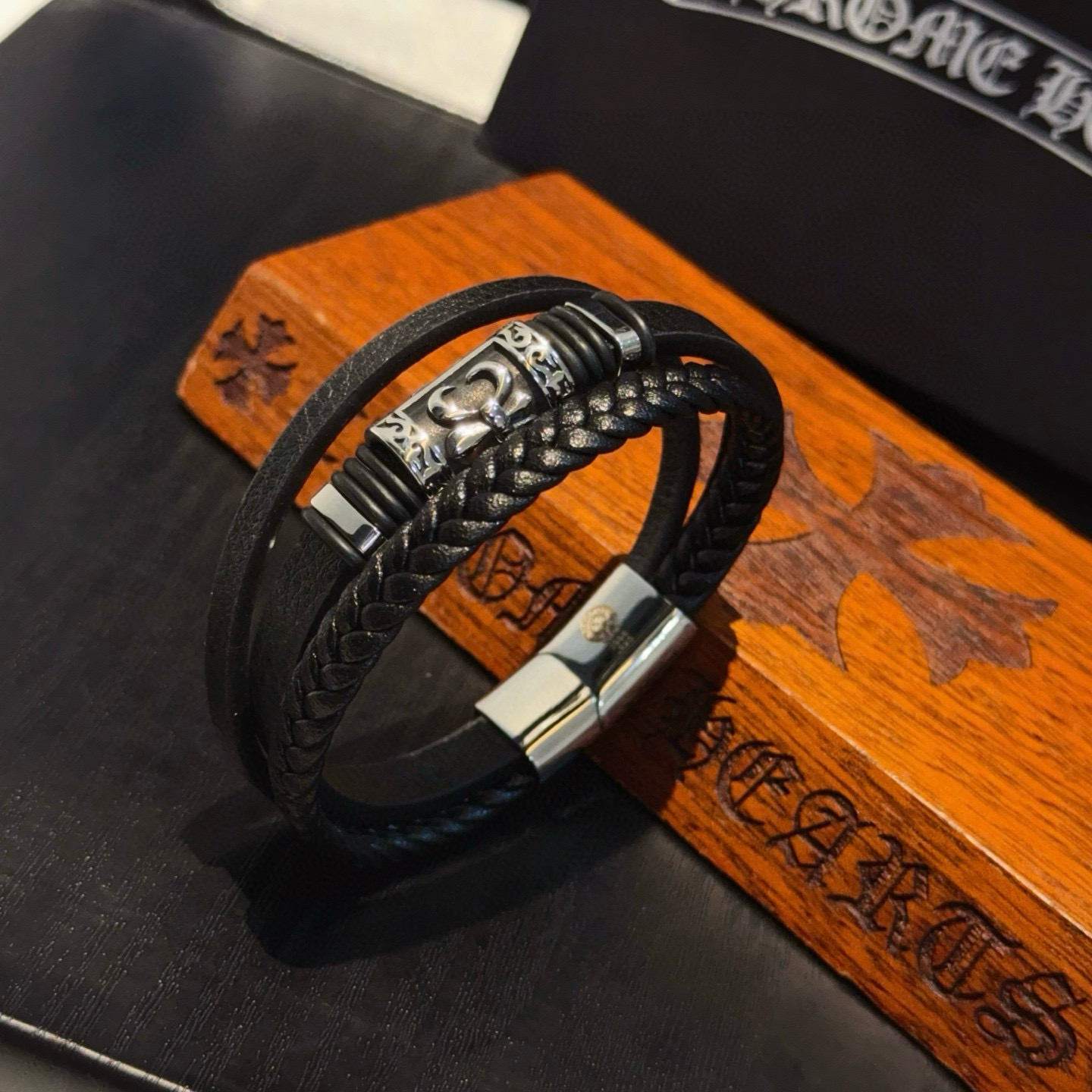 NO:763292,New [Counter Quality] Chrome Hearts Leather Rope Bracelet. The concave and convex shapes with different pattern design styles are distinctive. The cross scout flower is the symbol of Chrome Hearts, so it is more durable. The genuine pattern-printed Chrome Hearts necklace is different from the ordinary light version in the market. Check the version and standard quality. Look at the printing details. The degree of retro gray oxidation. Seiko version!  , jewelry boutique, chrome hearts, chrome hearts, necklace, bracelet19860909新款【专柜品质】Chrome Hearts克罗心皮绳手镯 凹凸造型不同的花纹设计风格呈现出与众不同 十字架童军花是克罗心的标志 所以更经久不衰 正品打版Chrome Hearts克罗心项链区别市场普通轻版 对版对标品质 看字印细节 复古做旧灰氧程度.精工版本！,饰品精品,chrome hearts,chrome hearts,necklace,bracelet,Jewelry