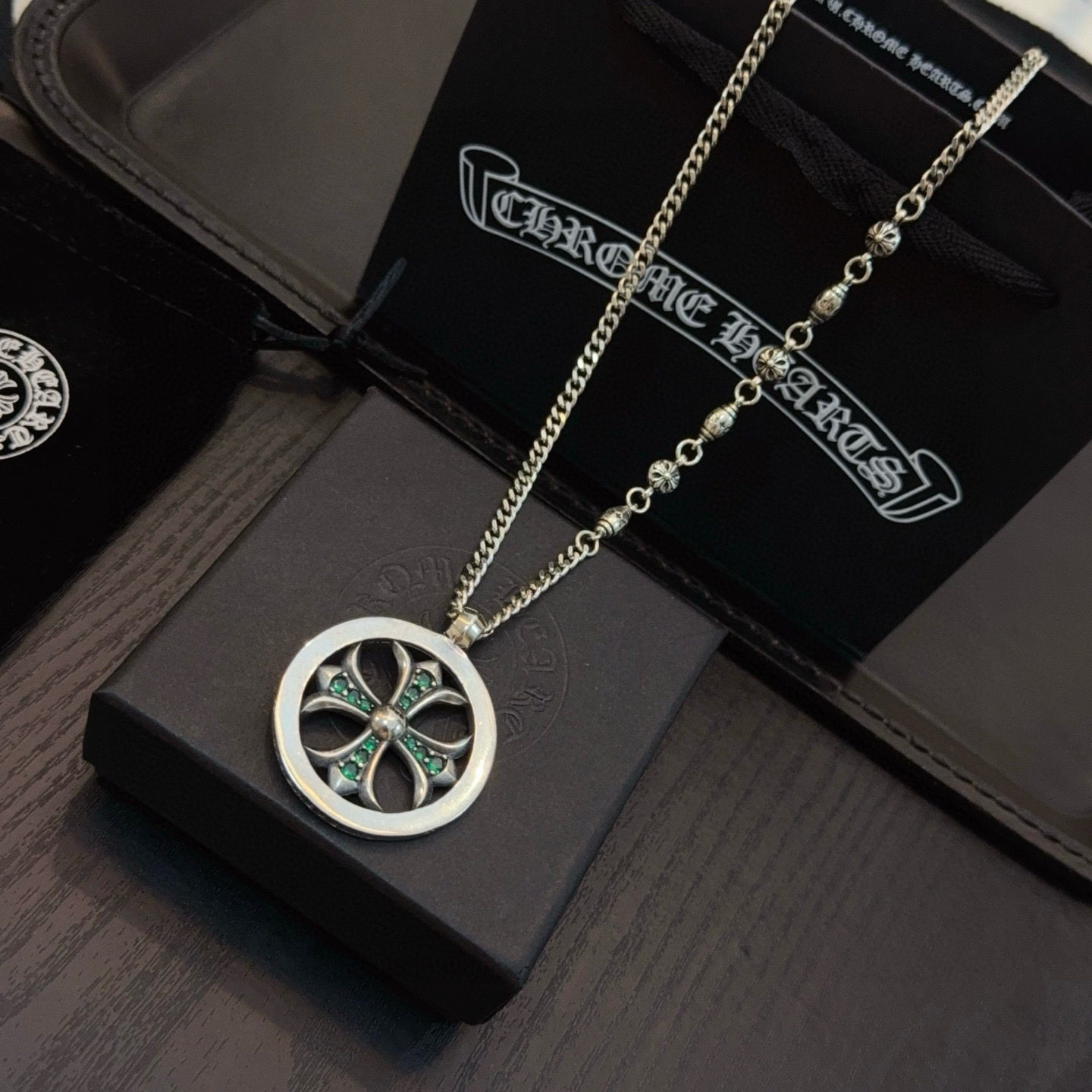 Chrome Hearts 新款【 品质】Chrome Hearts克罗心十字花球项链 圆环绿钻十字架吊坠