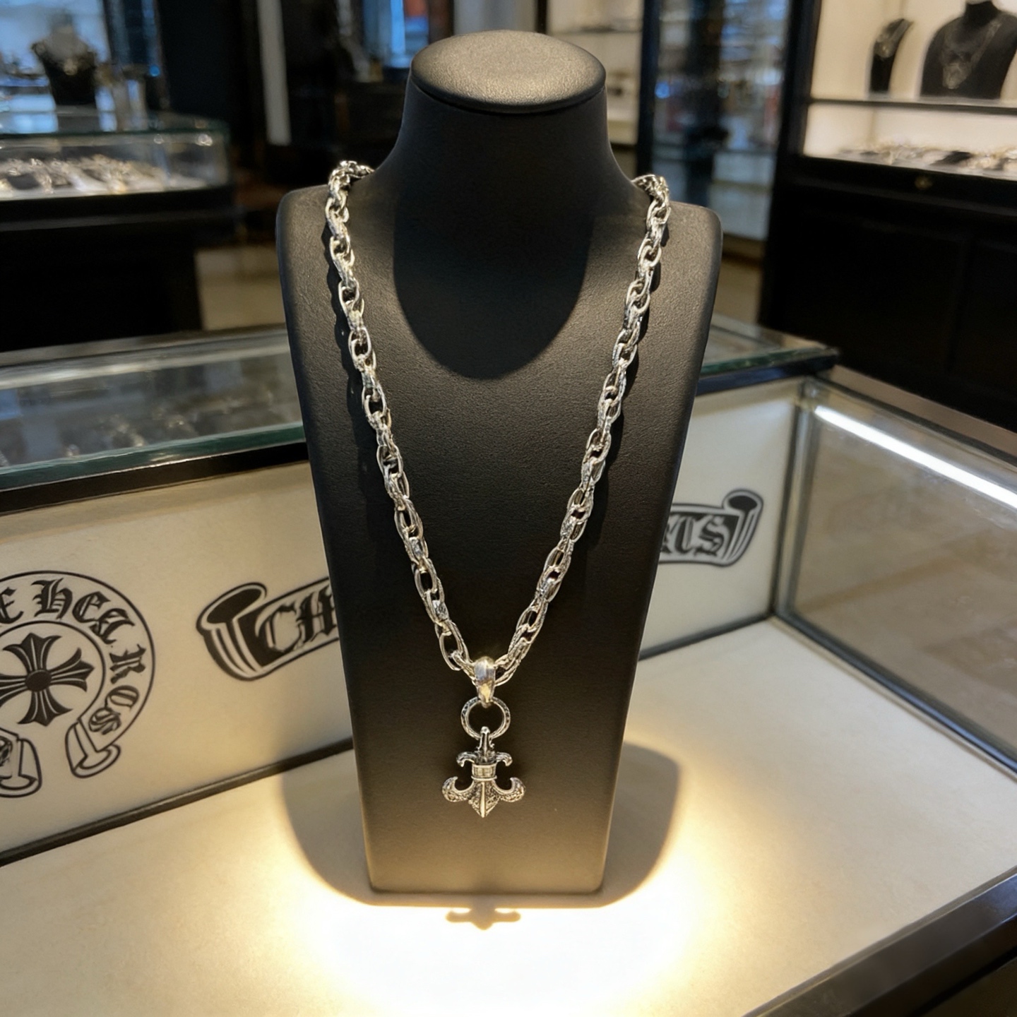 NO:763281,New [counter quality] Chrome Hearts Cross flower ball necklace, ring green diamond cross pendant, concave and convex shapes with different pattern design styles, showing a distinctive cross. The Scout flower is the symbol of Chrome Hearts, so it is more durable. Genuine pattern-printed Chrome Hearts Chrome Hearts is different from the ordinary light version in the market. Match the version and standard quality. Look at the printing details. The degree of retro ash oxidation. Seiko version!  !  !  Purely handmade ~ Authentic open mold fashion essentials. Can be worn by both men and women. Same style for couples. Official website original. Rock punk Thai silver style. Retro elements. Trendy and versatile!  , jewelry boutique, chrome hearts, chrome hearts, necklace19860909新款【专柜品质】Chrome Hearts克罗心十字花球项链 圆环绿钻十字架吊坠,凹凸造型不同的花纹设计风格 呈现出与众不同 十字架 童军花是克罗心的志 所以更经久不衰 正品打版Chrome Hearts克罗心 区别市场普通轻版 对版对标品质 看字印细节 复古做旧灰氧程度.精工版本！！！ 纯手工打造 ～正品开模潮流时尚必备 男女均可佩戴 情侣同款 官网原版 摇滚朋克泰银风格 复古元素 潮流百搭！,饰品精品,chrome hearts,chrome hearts,necklace,Jewelry