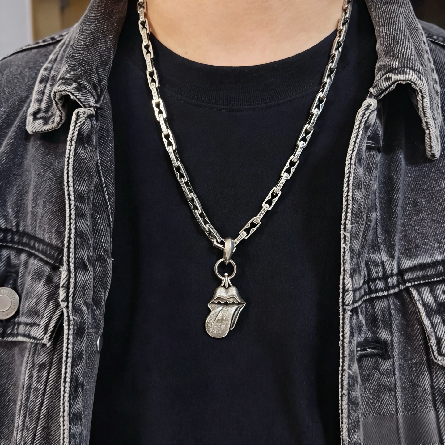 NO:763290,New [Counter Quality] Chrome Hearts Classic Retro Cross Thick Letter Necklace, Big Tongue Pendant, Different Pattern Design Styles with Concave and Concave Shapes, Presenting a Distinctive Cross and Scout Flower as Chrome Hearts’ Symbols, So They Are More Enduring. Genuine plate-printed Chrome Hearts distinguishes the ordinary light version in the market. Check the quality of the version. Look at the printing details. The degree of retro gray oxidation. Seiko version!  !  !  Purely handmade ~ Authentic open mold fashion essentials. Can be worn by both men and women. Same style for couples. Official website original. Rock punk Thai silver style. Retro elements. Trendy and versatile!  , jewelry boutique, chrome hearts, chrome hearts, necklace19860909新款【专柜品质】Chrome Hearts克罗心经典复古十字架粗字母项链 大舌头吊坠,凹凸造型不同的花纹设计风格 呈现出与众不同 十字架 童军花是克罗心的志 所以更经久不衰 正品打版Chrome Hearts克罗心 区别市场普通轻版 对版对标品质 看字印细节 复古做旧灰氧程度.精工版本！！！ 纯手工打造 ～正品开模潮流时尚必备 男女均可佩戴 情侣同款 官网原版 摇滚朋克泰银风格 复古元素 潮流百搭！,饰品精品,chrome hearts,chrome hearts,necklace,Jewelry