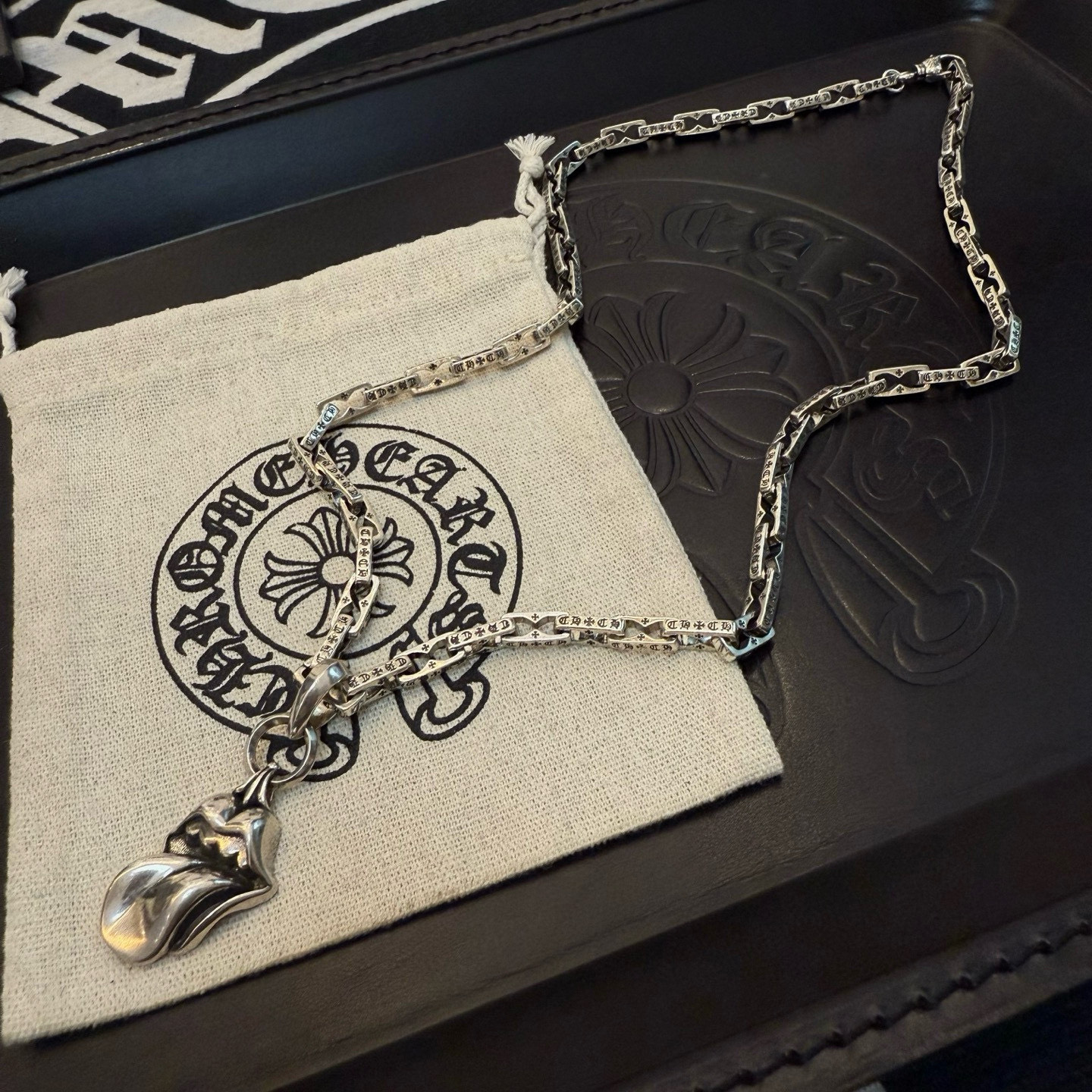 Chrome Hearts 新款【 品质】Chrome Hearts克罗心 十字架粗字母项链 大舌头吊坠