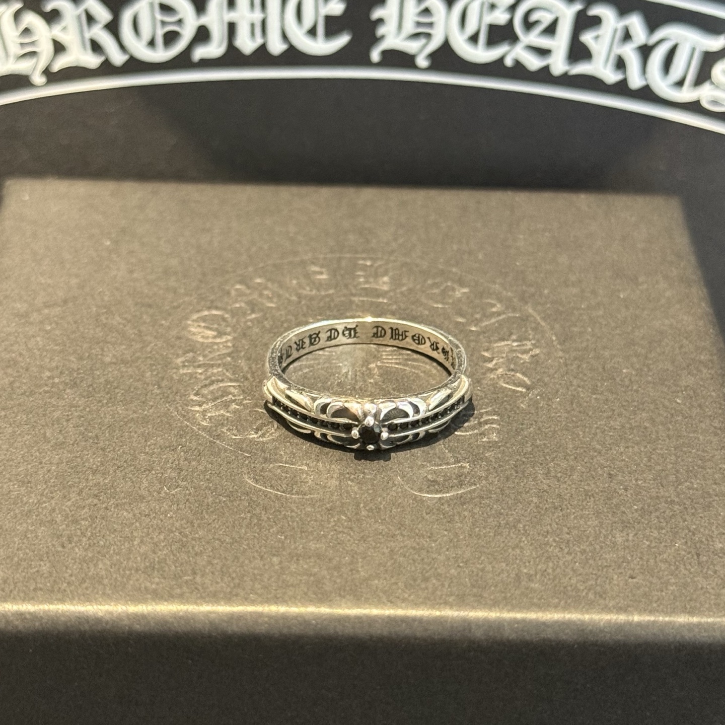 NO:763305,[Counter quality] Chrome Hearts ring. Different concave and convex shapes and different pattern design styles are different. The cross scout flower is the symbol of Chrome Hearts, so it is more durable. The genuine pattern-printed Chrome Hearts necklace is different from the ordinary light version in the market. Check the version and standard quality. Look at the printing details. The degree of retro gray oxidation. Seiko version!  , jewelry boutique, chrome hearts, chrome hearts, necklace, ring19860909【专柜品质】Chrome Hearts克罗心戒指 凹凸造型不同的花纹设计风格呈现出与众不同 十字架童军花是克罗心的标志 所以更经久不衰 正品打版Chrome Hearts克罗心项链区别市场普通轻版 对版对标品质 看字印细节 复古做旧灰氧程度.精工版本！,饰品精品,chrome hearts,chrome hearts,necklace,ring,Jewelry