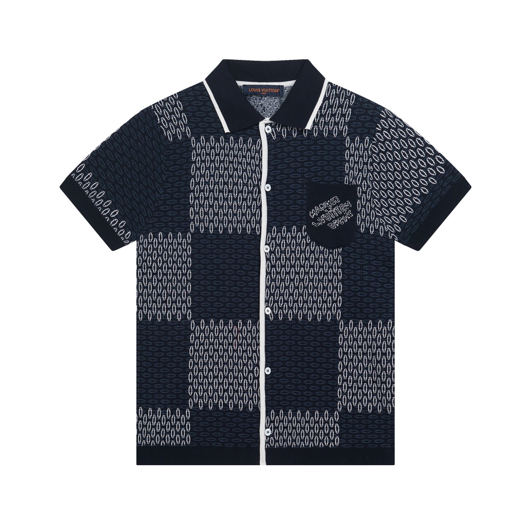 P200



 LV2024FW新款DAMIER 提花棉质针织短袖衬衫。
本款棉质针织短袖衬衫呈现大号 Damier 提花织纹，在闲适之中释放典雅格调。Marque 1.Vuitton deposee 标识点缀胸袋，撞色饰边和贝壳效果纽扣增添潮流气息。可搭配同款短裤，成就舒适旅途之选。
标准版型
Damier 提花
左侧胸袋融入 Marque 1.Vuitton deposee 标识贝壳效果纽扣
衣领和前襟点缀饰边
罗纹衣领、袖口及下摆
100% 棉
藏蓝色，男女同款！
码数：XS-L