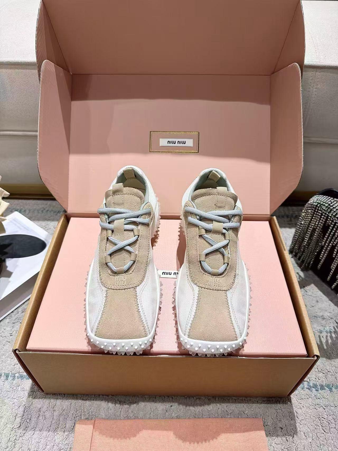 NO:889000,P Miu Miu Miu Miu's latest spring and summer catwalk model. These are Miu Miu's retro distressed hedgehog-soled Forrest Gump jogging shoes that have become popular in recent years. They belong to the core casual shoes of old-money style for girls. They combine the silhouette of retro cross-country running shoes in the 1990s + the brand's iconic sweet and cool tone. They are a must-have item for the relaxed style of the current wealthy style. The whole shoe is made of corduroy + suede + breathable mesh triple splicing. The main body of matte corduroy has a retro texture.  Not easy to wrinkle, original molded rubber serrated outsole, non-slip and wear-resistant, code number 35-40, miumiu, chamois leather19860909P Miu Miu 缪缪春夏最新款走秀款 这是Miu Miu近年大火的复古做旧刺猬底阿甘慢跑鞋 属于少女老钱风核心休闲鞋款 融合了90年代复古越野跑鞋轮廓+品牌标志性甜酷调性 是当下千金风 松弛感穿搭的刚需单品 整鞋采用灯芯绒+反绒麂皮+透气网布三重拼接 哑光灯芯绒做主体 自带复古肌理 不易起皱 原版开模橡胶锯齿外底防滑耐磨码数35-40,,miumiu,chamois leather,Men's shoes
