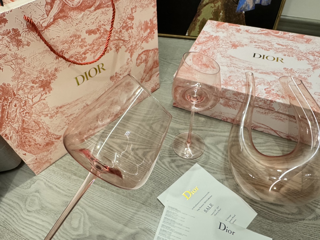 迪奥DIOR火烈鸟红酒杯醒酒器套装,粉黛迪奥经典色,是匠人赋予这只杯子的意义与耀眼的存在 9