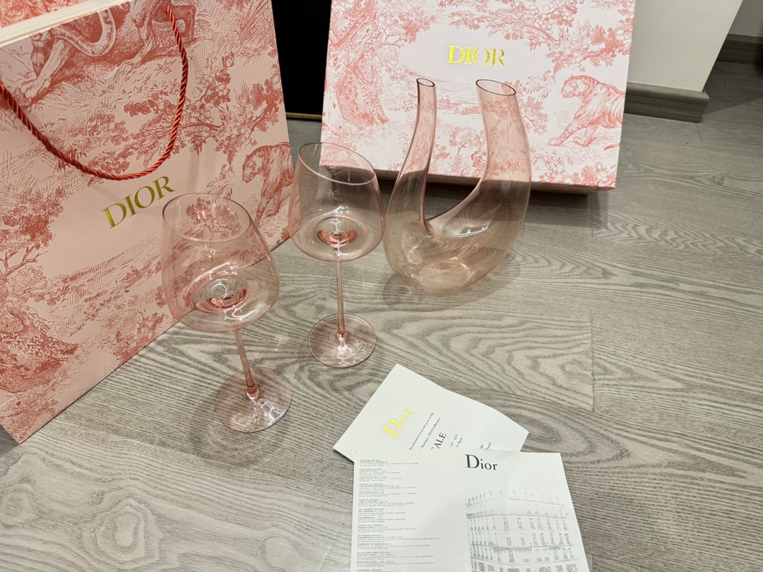 迪奥DIOR火烈鸟红酒杯醒酒器套装,粉黛迪奥经典色,是匠人赋予这只杯子的意义与耀眼的存在 2