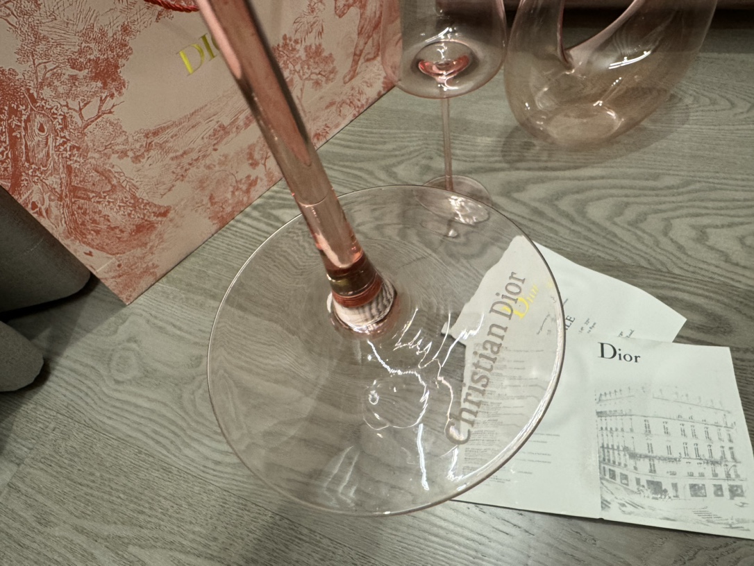 迪奥DIOR火烈鸟红酒杯醒酒器套装,粉黛迪奥经典色,是匠人赋予这只杯子的意义与耀眼的存在 5