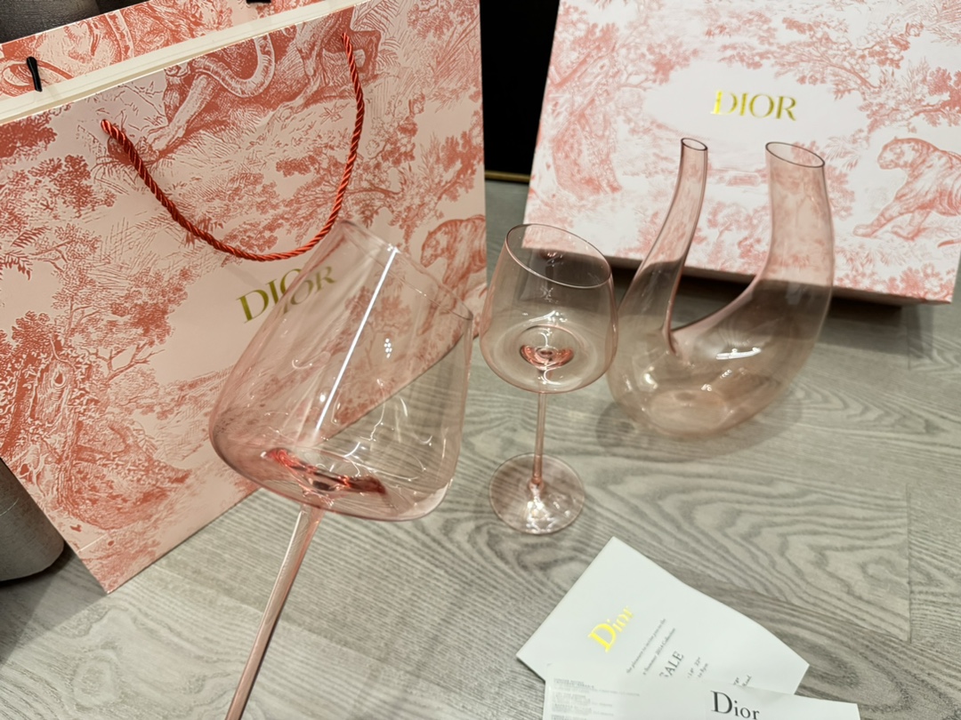 迪奥DIOR火烈鸟红酒杯醒酒器套装,粉黛迪奥经典色,是匠人赋予这只杯子的意义与耀眼的存在 3