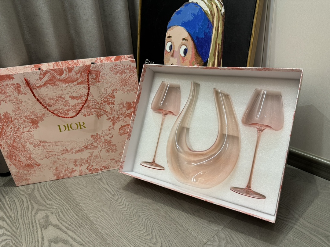 Dior Flamingo Wine Glass Decanter SetIt's like meeting a little lucky - Lifestyle