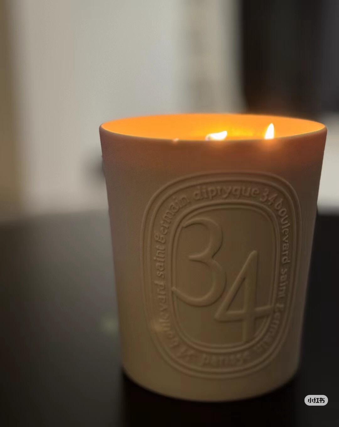 Fitted with five wicks, the 1,500g candle delivers expansive fragrance - Comprehensive 3