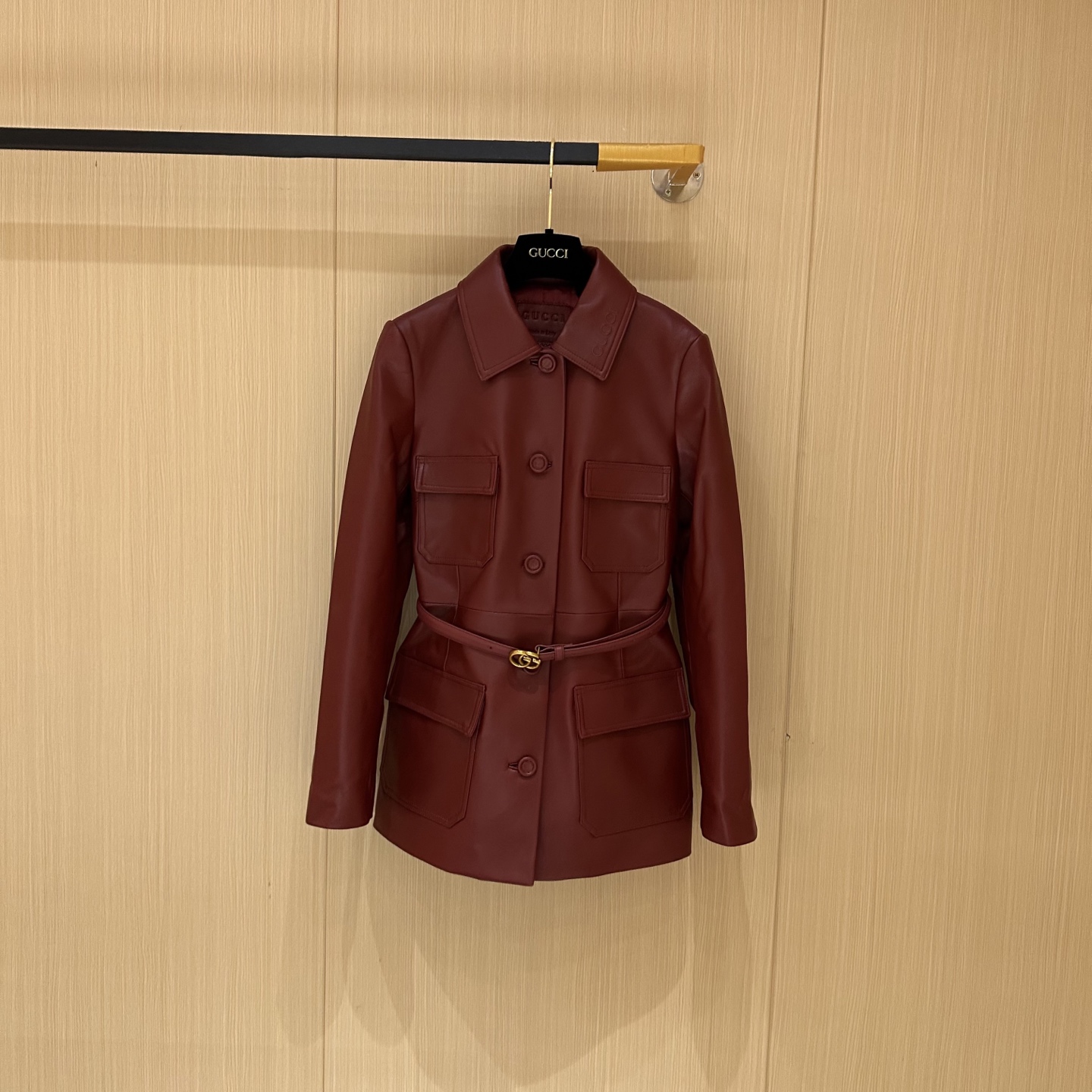 NO:927051,# Genuine leather workwear, heavily embossed collar, original customized hardware accessories, leather imported from New Zealand, sizes S, M, L, XL Brand Story Guccl  (Gucci) is a fashion luxury brand originating from Italy and one of the global luxury brands. It was founded by Guccio Gucci in Florence, Italy in 1919. Gucci's products include fashion, leather goods, leather shoes, watches, ties, scarves, perfumes, household products and pet products, etc. It is famous for its unique creativity and innovation, as well as exquisite Italian craftsmanship. CUCCI brand fashion has always been famous for its high-end, luxury and sexy, Gucci - clothing, gucci, gucci, ties,19860909# 真皮气质工装 领子重工压印制作 原版定制五金辅料 采用新西兰进口皮料 尺码S,M,L,XL 品牌故事 Guccl (古驰)是源于意大利的时装奢饰品牌,是全球奢侈品品牌之一.由古驰奥-古驰在19于意大利佛罗伦萨创办.古驰的产品包括时装、皮具、皮鞋、手表、领带、丝巾、香水、家居用品及宠物用品等,借由其独特的创意和革新,以及精湛的意大利工艺闻名于世. CUcCI 品牌时装一向以高档、豪华、性感而闻名于世,古驰-服装,gucci,gucci,ties,,Women's clothing