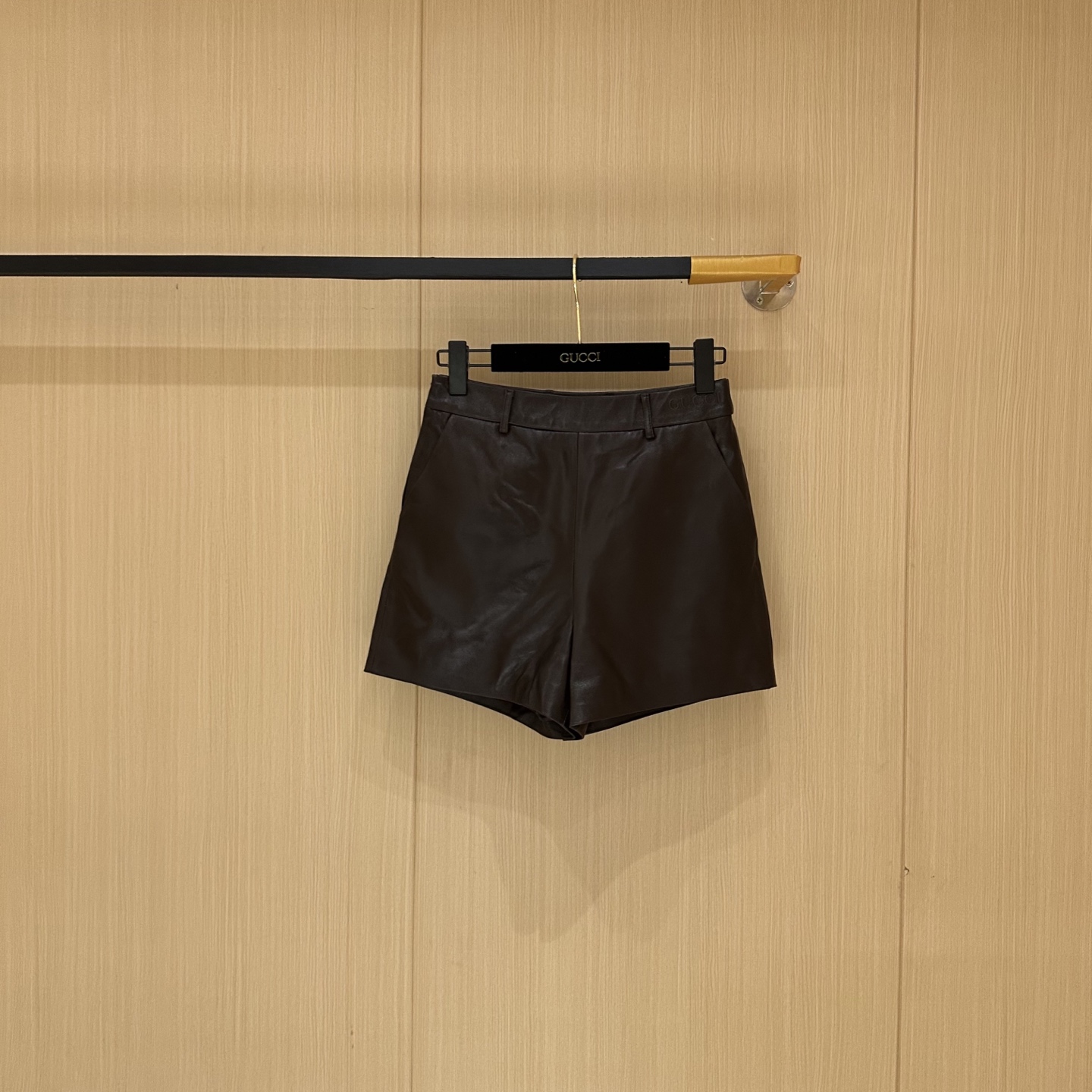NO:868793,# Genuine leather workwear, shorts, heavy embossed collar, original customized hardware accessories, leather imported from New Zealand, sizes S, M, L, XL Brand Story Guccl  (Gucci) is a fashion luxury brand originating from Italy and one of the global luxury brands. It was founded by Guccio Gucci in Florence, Italy in 1919. Gucci's products include fashion, leather goods, leather shoes, watches, ties, scarves, perfumes, household products and pet products, etc. It is famous for its unique creativity and innovation, as well as exquisite Italian craftsmanship. CUcCI  Brand fashion has always been famous for its high-end, luxury and sexy, Gucci-clothing, gucci, gucci, shorts, ties,19860909# 真皮气质工装 短裤 领子重工压印制作 原版定制五金辅料 采用新西兰进口皮料 尺码S,M,L,XL 品牌故事 Guccl (古驰)是源于意大利的时装奢饰品牌,是吧全球奢侈品品牌之一.由古驰奥-古驰在19于意大利佛罗伦萨创办.古驰的产品包括时装、皮具、皮鞋、手表、领带、丝巾、香水、家居用品及宠物用品等,借由其独特的创意和革新,以及精湛的意大利工艺闻名于世. CUcCI 品牌时装一向以高档、豪华、性感而闻名于世,古驰-服装,gucci,gucci,shorts,ties,,Women's clothing