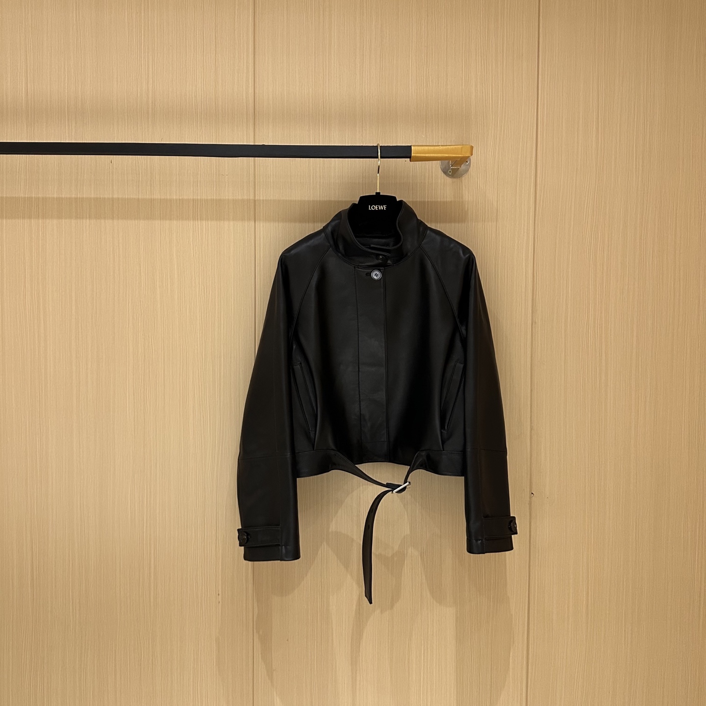 NO:868542,——————Loew*e—————— 2025 autumn and winter new products are undeniably high-end in terms of style and details. It is the best fashionable single leather jacket this season!  The style is versatile and fashionable!  - MATERIAL material - leather imported lambskin size S- XL, Loewe-clothing, loewe, loewe, jackets & coats, sheepskin,19860909——————Loew*e—————— 2025秋冬新品 无论从版型还是细节都高级的没话说,是本季度最佳时尚单皮外套！版型不挑人百搭又时髦！ - MATERIAL 材质 - 皮面进口小羊皮 size S- XL,罗意威-服装,loewe,loewe,jackets & coats,sheepskin,,Women's clothing