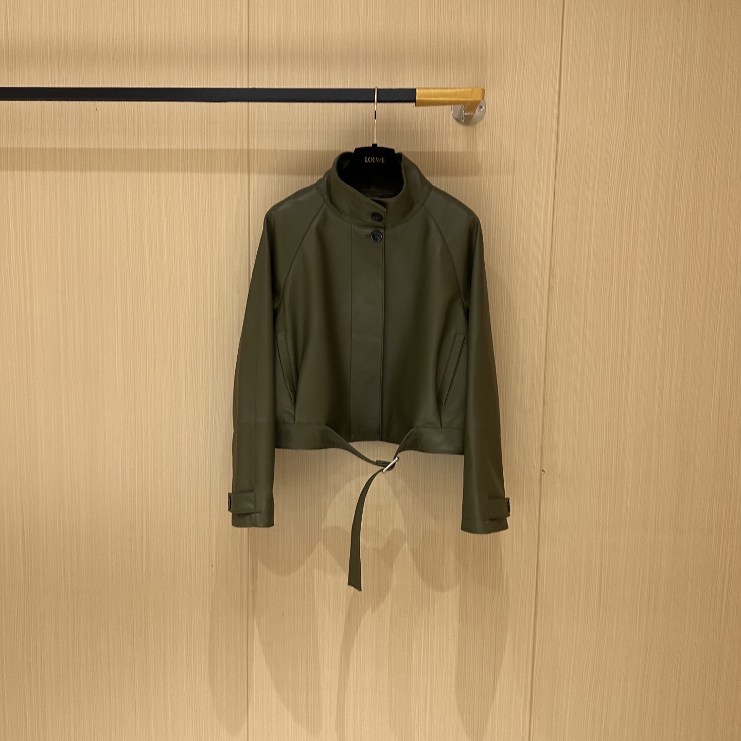 NO:868529,——————Loew*e—————— 2025 autumn and winter new products are undeniably high-end in terms of style and details. It is the best fashionable single leather jacket this season!  The style is versatile and fashionable!  - MATERIAL material - leather imported lambskin size S- XL, Loewe-clothing, loewe, loewe, jackets & coats, sheepskin,19860909——————Loew*e—————— 2025秋冬新品 无论从版型还是细节都高级的没话说,是本季度最佳时尚单皮外套！版型不挑人百搭又时髦！ - MATERIAL 材质 - 皮面进口小羊皮 size S- XL,罗意威-服装,loewe,loewe,jackets & coats,sheepskin,,Women's clothing