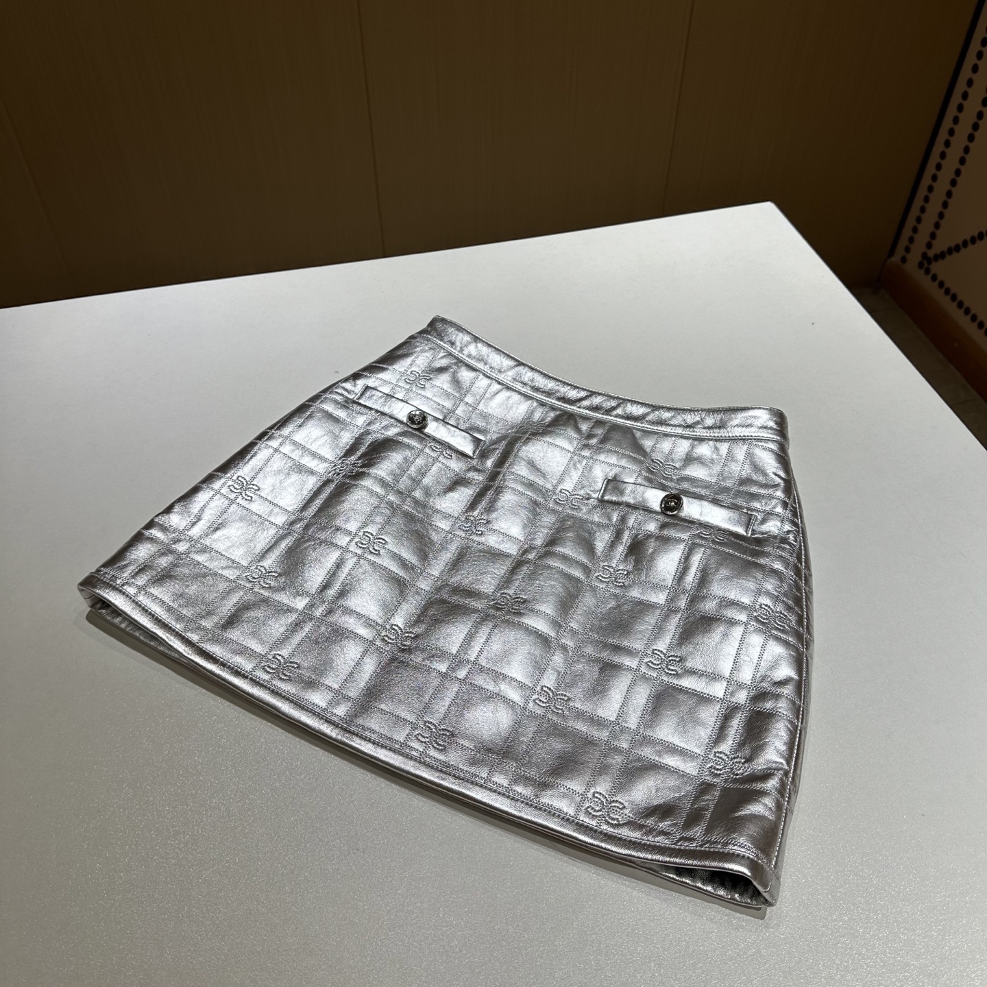 NO:784553,Introduction to Chan*l | 2025 Autumn and Winter New Products This season’s best skirt item!  The classic slimming silhouette is versatile and fashionable!  Heavy embroidery craft ~ - MATERIAL material - leather imported lambskin size S- XL, Chanel-clothing, chanel, chanel, skirts, sheepskin,19860909Chan*l简介｜2025秋冬新品 本季度最佳半裙单品！经典显瘦版型不挑人百搭又时髦！重工绣花工艺～ - MATERIAL 材质 - 皮面进口小羊皮 size Ｓ- XL,香奈儿-服装,chanel,chanel,skirts,sheepskin,,Women's clothing