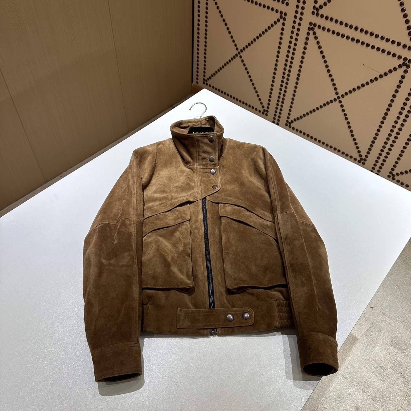 NO:890894,————Magda Butrym——————Imported mixed-breed sheep suede leather Exclusive debut of new spring products Imported lambskin!  Look at the leather details!  Stylish and classy!  Exquisite and high-end workmanship!  The shape is not picky, fashionable and versatile. Sizes S-19860909—————Magda Butrym————— 进口混种羊反绒皮  春季新品独家首发 进口小羊皮！皮质看细节！时髦且有档次！ 做工细腻高级！版型不挑人 时尚且百搭 尺码S- XL 颜色二色 M 胸围114 连肩袖71 衣长55,女装,sheepskin,,Women's clothing