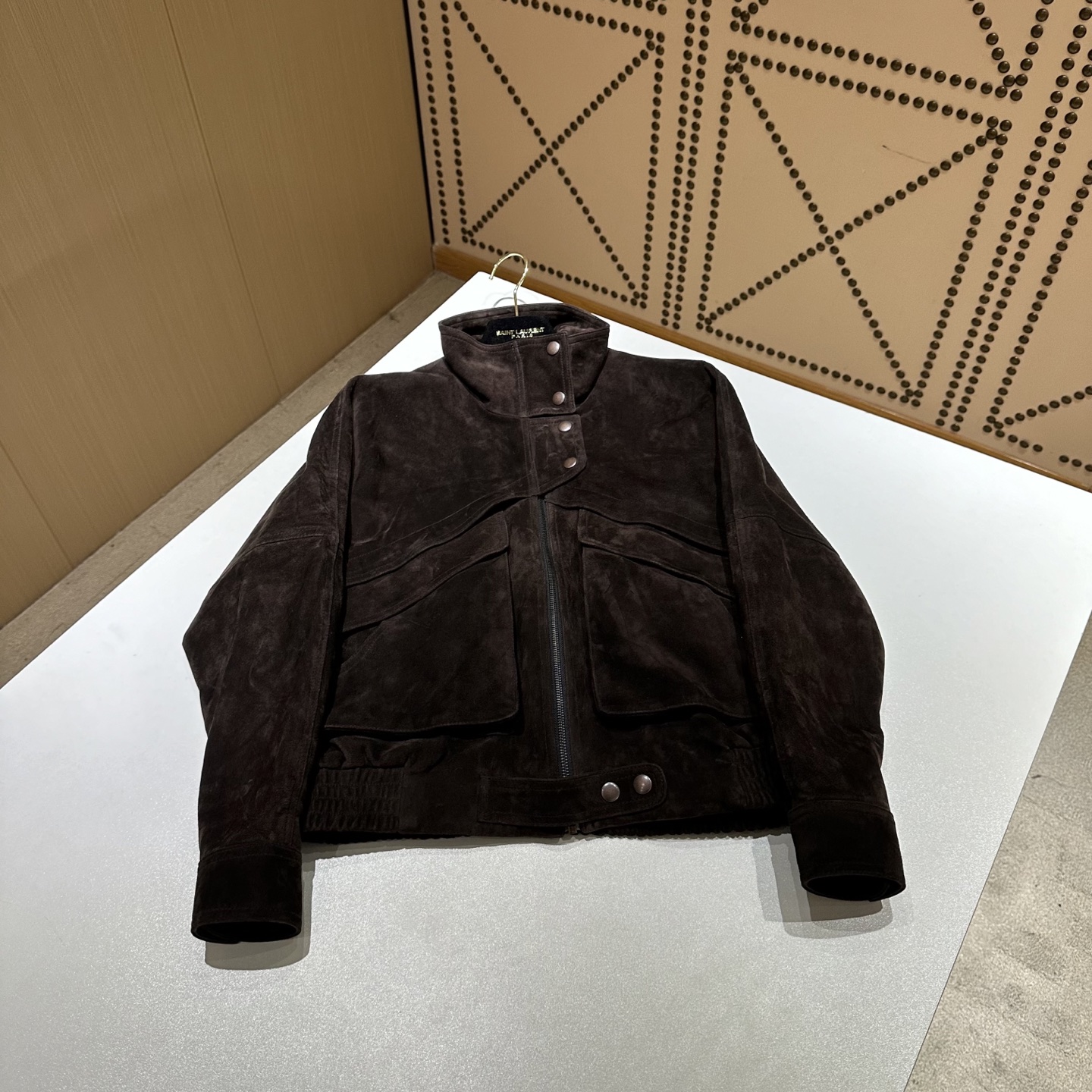 NO:873806,————Magda Butrym—————— Imported mixed-breed sheep suede leather 2025 spring new product exclusive debut imported lambskin!  Look at the leather details!  Stylish and classy!  Exquisite and high-end workmanship!  The shape is not picky, fashionable and versatile. Sizes S-19860909—————Magda Butrym————— 进口混种羊反绒皮  2025春季新品独家首发 进口小羊皮！皮质看细节！时髦且有档次！ 做工细腻高级！版型不挑人 时尚且百搭 尺码S- XL 颜色二色 M 胸围114 连肩袖71 衣长55,女装,sheepskin,,Women's clothing