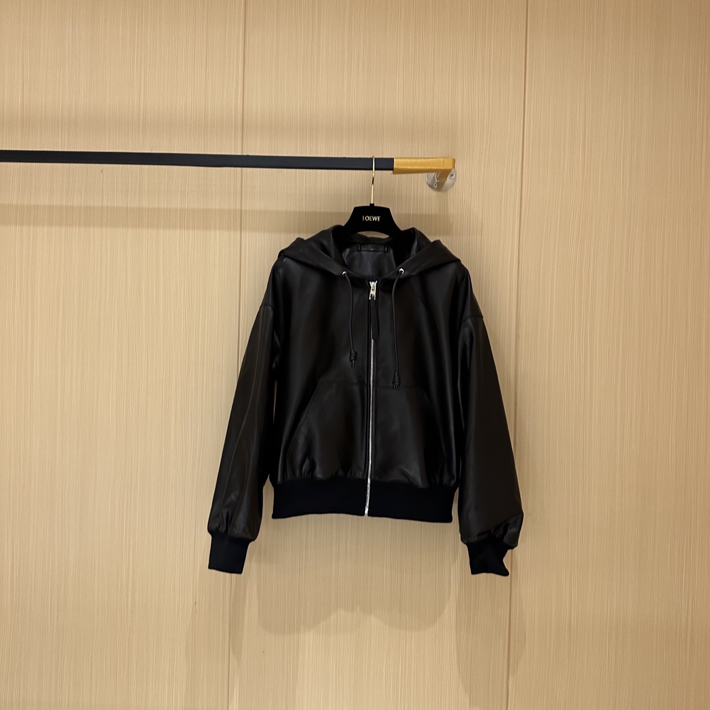 NO:889862,LOEWE｜Take a bite of the brownie cake. This season's leather jacket is very Chill. The hood design is very casual and casual. The drawstring is a sailor knot design. It is very detailed. Sizes S～XL, Loewe-clothing,thom browne,loewe,loewe,leather jacket,hats,19860909LOEWE｜来一口布朗尼蛋糕吧 这季皮衣很Chill的一件 连帽设计非常休闲随性 抽绳是水手结设计 很细节哦 尺寸S～XL,罗意威-服装,thom browne,loewe,loewe,leather jacket,hats,,Women's clothing