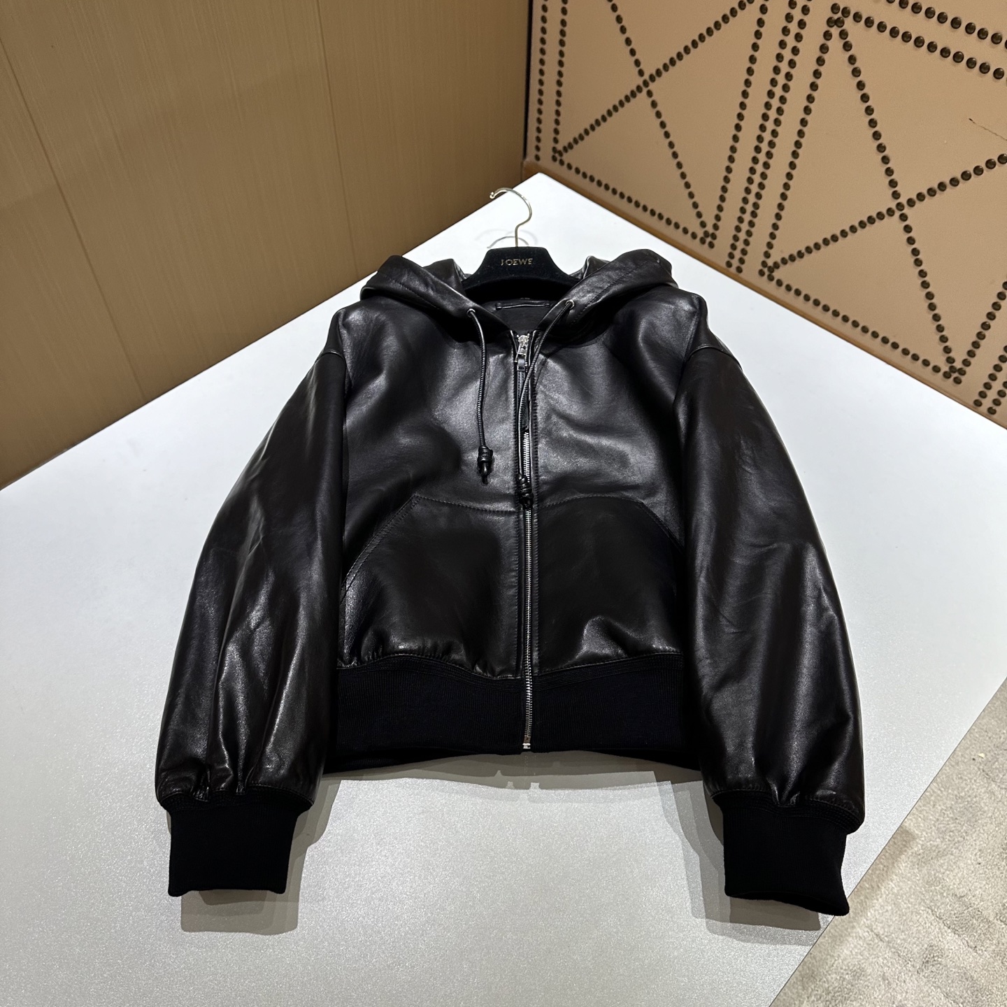 NO:868619,LOEWE｜Take a bite of the brownie cake. This season's leather jacket is very Chill. The hood design is very casual and casual. The drawstring is a sailor knot design. It is very detailed. Sizes S～XL, Loewe-clothing,thom browne,loewe,loewe,leather jacket,hats,19860909LOEWE｜来一口布朗尼蛋糕吧 这季皮衣很Chill的一件 连帽设计非常休闲随性 抽绳是水手结设计 很细节哦 尺寸S～XL,罗意威-服装,thom browne,loewe,loewe,leather jacket,hats,,Women's clothing