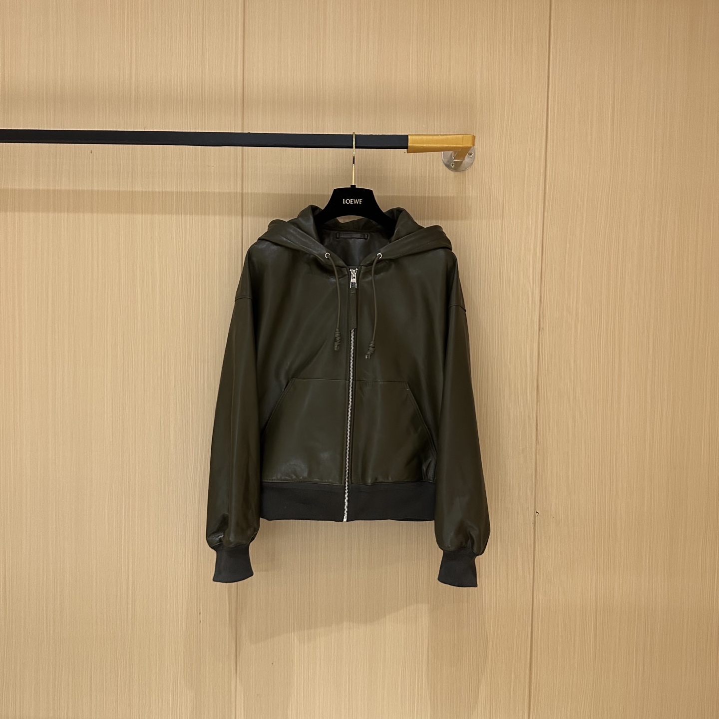 NO:868598,LOEWE｜Take a bite of the brownie cake. This season's leather jacket is very Chill. The hood design is very casual and casual. The drawstring is a sailor knot design. It is very detailed. Sizes S～XL, Loewe-clothing,thom browne,loewe,loewe,leather jacket,hats,19860909LOEWE｜来一口布朗尼蛋糕吧 这季皮衣很Chill的一件 连帽设计非常休闲随性 抽绳是水手结设计 很细节哦 尺寸S～XL,罗意威-服装,thom browne,loewe,loewe,leather jacket,hats,,Women's clothing