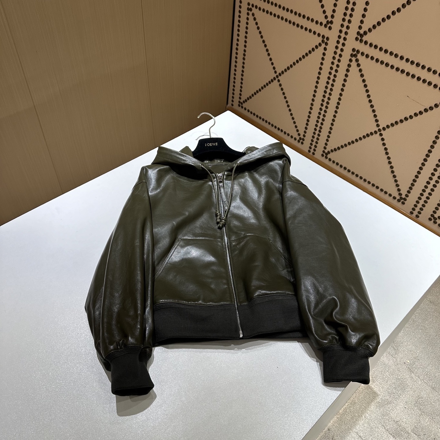 NO:868575,LOEWE｜Take a bite of the brownie cake. This season's leather jacket is very Chill. The hood design is very casual and casual. The drawstring is a sailor knot design. It is very detailed. Sizes S～XL, Loewe-clothing,thom browne,loewe,loewe,leather jacket,hats,19860909LOEWE｜来一口布朗尼蛋糕吧 这季皮衣很Chill的一件 连帽设计非常休闲随性 抽绳是水手结设计 很细节哦 尺寸S～XL,罗意威-服装,thom browne,loewe,loewe,leather jacket,hats,,Women's clothing