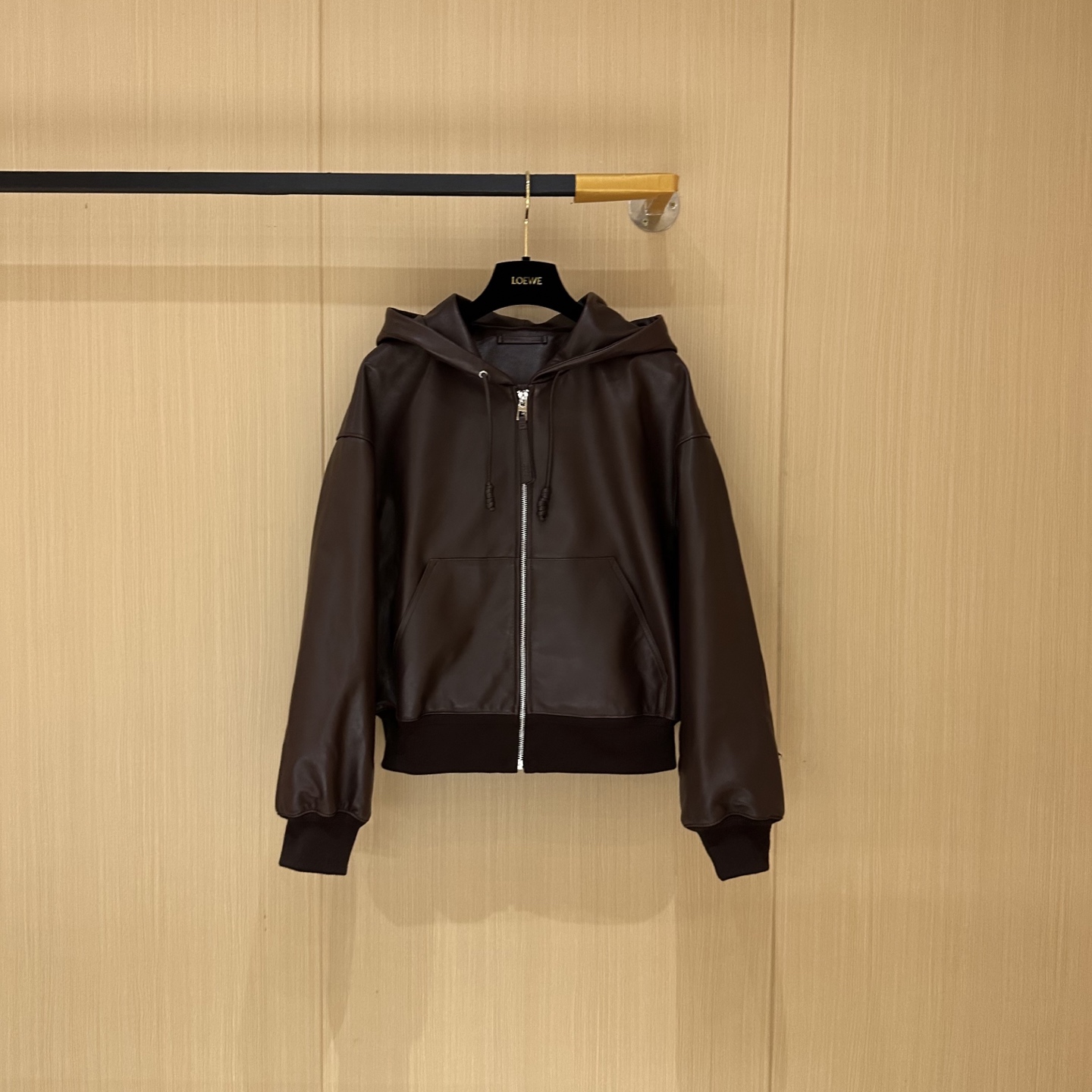 NO:889885,LOEWE｜Take a bite of the brownie cake. This season's leather jacket is very Chill. The hood design is very casual and casual. The drawstring is a sailor knot design. It is very detailed. Sizes S～XL, Loewe-clothing,thom browne,loewe,loewe,leather jacket,hats,19860909LOEWE｜来一口布朗尼蛋糕吧 这季皮衣很Chill的一件 连帽设计非常休闲随性 抽绳是水手结设计 很细节哦 尺寸S～XL,罗意威-服装,thom browne,loewe,loewe,leather jacket,hats,,Women's clothing
