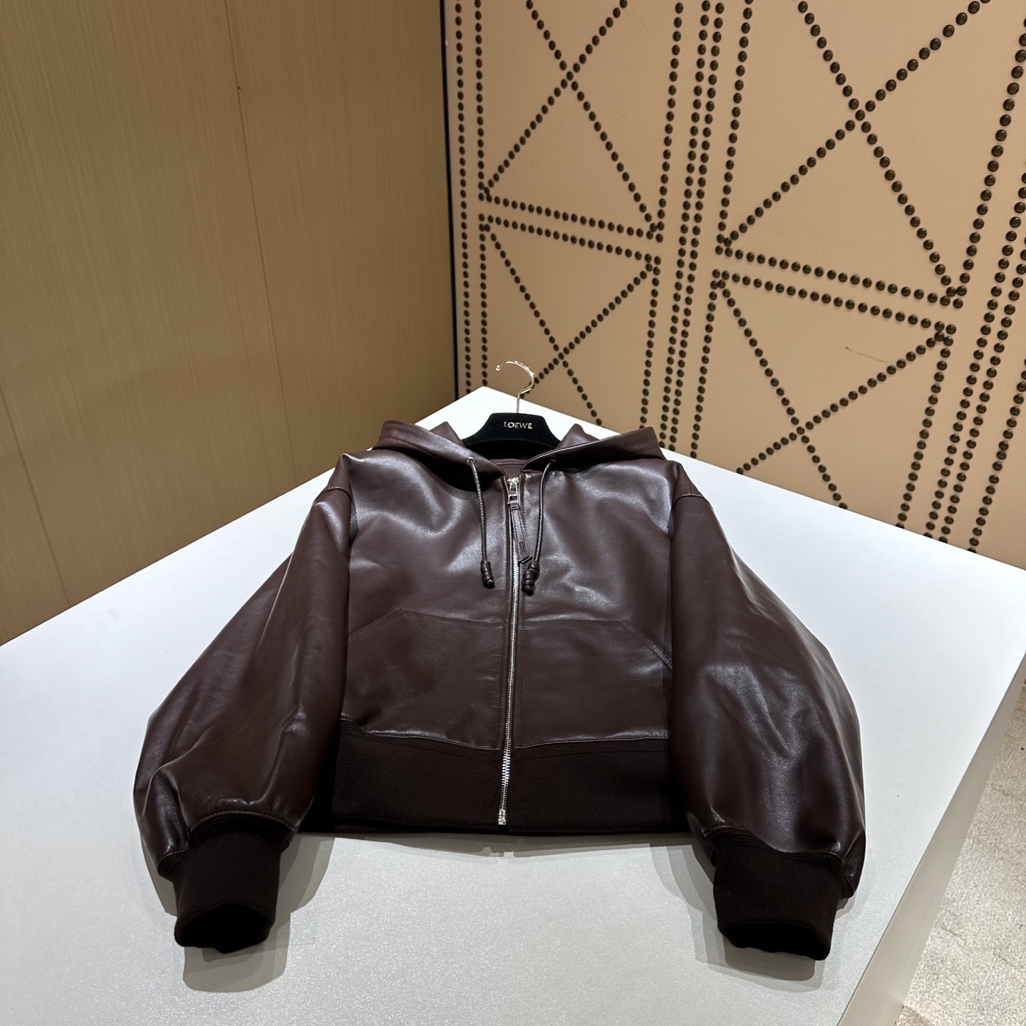 NO:868553,LOEWE｜Take a bite of the brownie cake. This season's leather jacket is very Chill. The hood design is very casual and casual. The drawstring is a sailor knot design. It is very detailed. Sizes S～XL, Loewe-clothing,thom browne,loewe,loewe,leather jacket,hats,19860909LOEWE｜来一口布朗尼蛋糕吧 这季皮衣很Chill的一件 连帽设计非常休闲随性 抽绳是水手结设计 很细节哦 尺寸S～XL,罗意威-服装,thom browne,loewe,loewe,leather jacket,hats,,Women's clothing