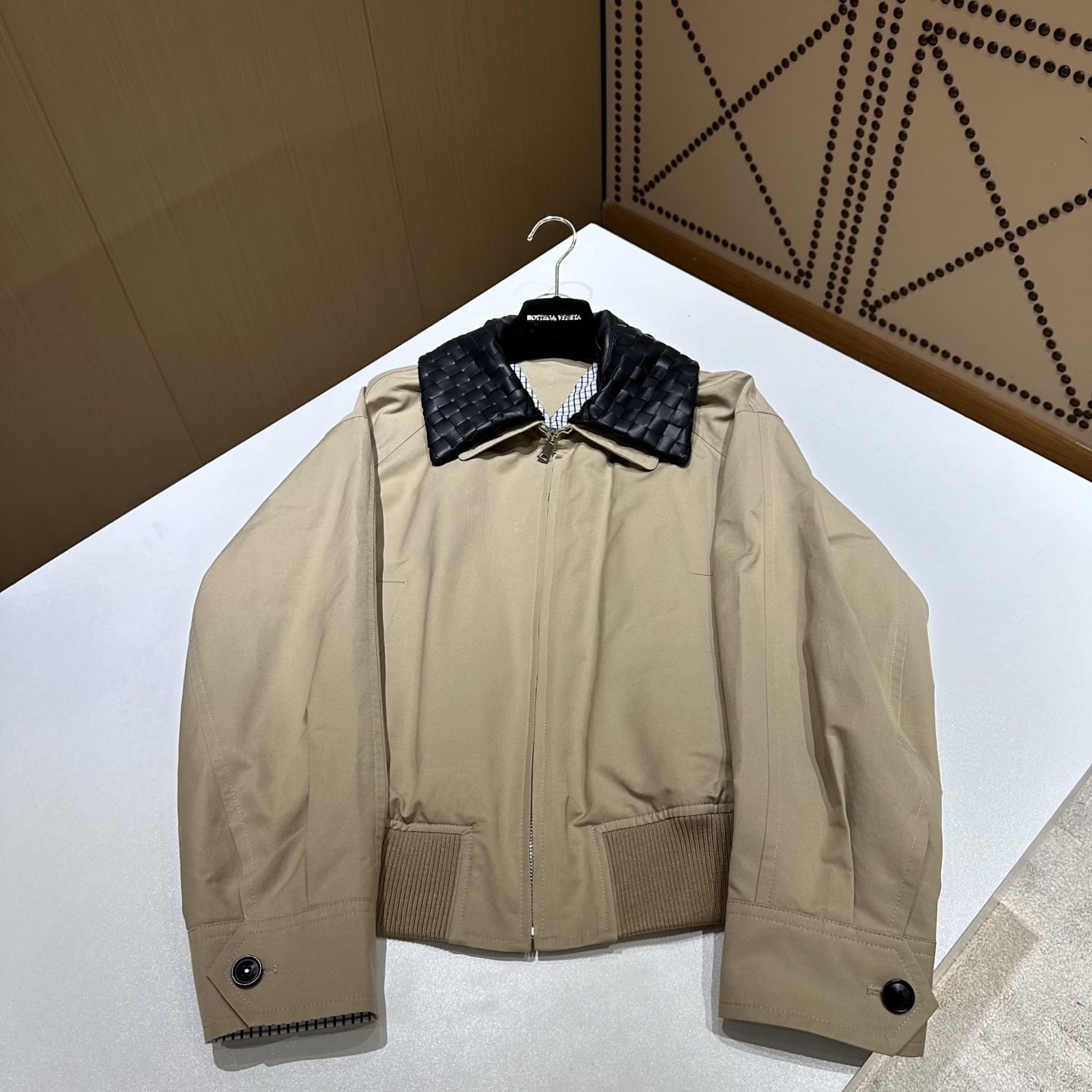 NO:889869,Introduction to BottegaVeneta BV | 2025 Autumn and Winter New Products The best items of this season!  Original custom-made, sweet and cool retro style, easy-to-match and fashionable version!  Very distinctive!  - MATERIAL - Leather fabric combined with leather!  sizeＳ- L,Bottega Veneta-clothing,bottega veneta,bottega veneta,bottega veneta,19860909BottegaVeneta BV简介｜2025秋冬新品 本季度最佳单品！原版订制 甜酷风复古气质,版型不挑人百搭又时髦！ 非常有特点！ - MATERIAL 材质 - 皮面面料拼皮！ sizeＳ- L,葆蝶家-服装,bottega veneta,bottega veneta,bottega veneta,,Women's clothing