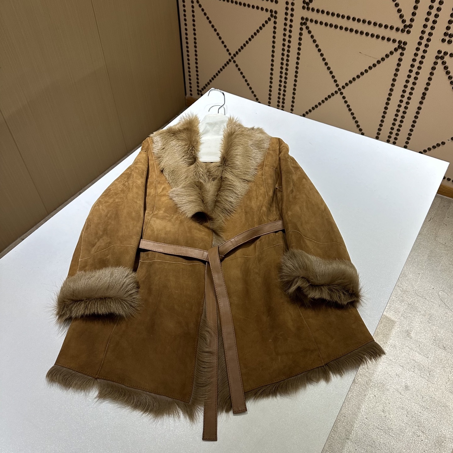 NO:636918,————MAX MAR*—————— 25 autumn and winter fur all in one!  The clothes are made of goat fur, and the original style is domineering to express the sweet and cool goddess temperament!  Refreshing, sultry, simple and with attitude!  So beautiful that she has no friends!  Perfect workmanship depends on the details, highly recommended as a must-have item for goddesses!  Two colors S ~ XL, Maxmara-clothing,  19860909——————MAX MAR*—————— 25秋冬皮毛一体！衣服采用山羊猾子皮毛一体,原版版型霸气演绎甜酷女神气质！清爽撩人简约又有态度！美到没朋友！完美做工品质看细节,强烈推荐女神必备单品！两色S ～XL,麦丝玛拉-服装, ,Women's clothing