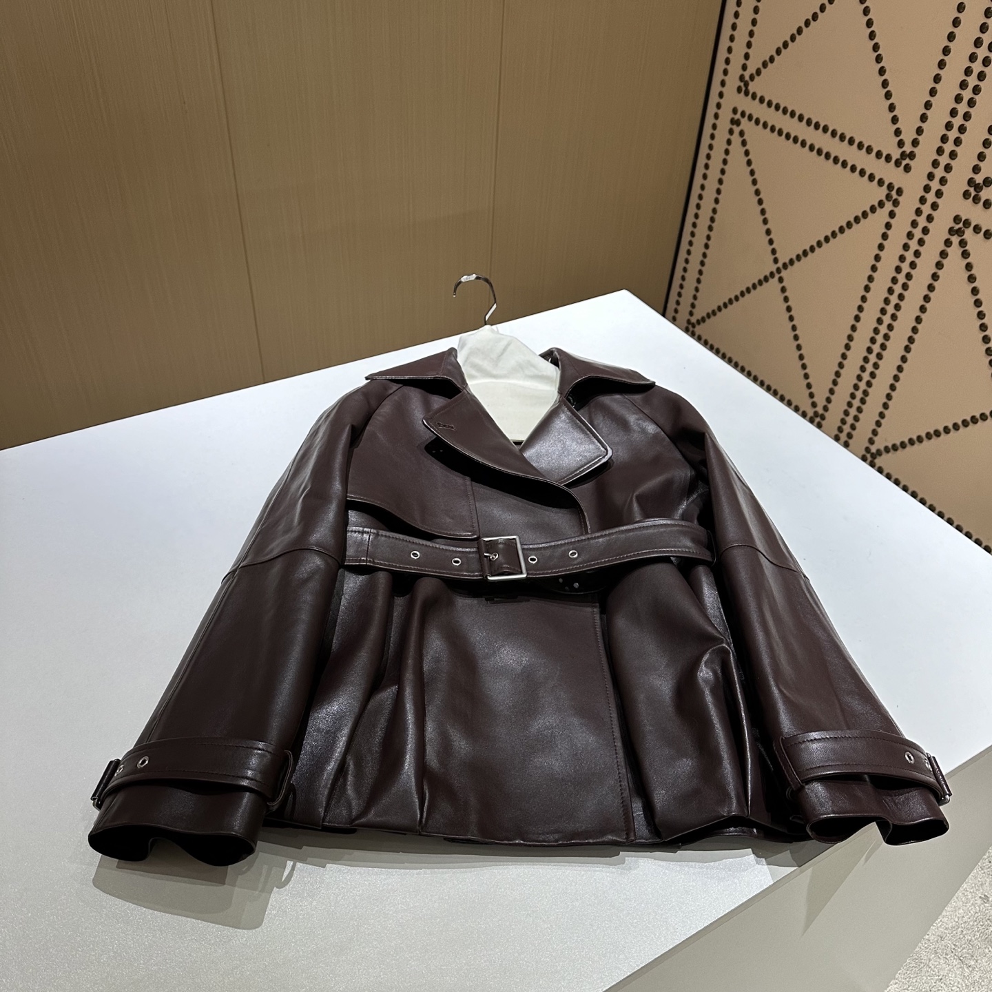 NO:889915,——————Loew*e—————— 2025 autumn and winter new products are undeniably high-end in terms of style and details. It is the best fashionable single leather jacket this season!  The style is versatile and fashionable!  - MATERIAL material - leather imported lambskin size S- XL, Loewe-clothing, loewe, loewe, jackets & coats, sheepskin,19860909——————Loew*e—————— 2025秋冬新品 无论从版型还是细节都高级的没话说,是本季度最佳时尚单皮外套！版型不挑人百搭又时髦！ - MATERIAL 材质 - 皮面进口小羊皮 size S- XL,罗意威-服装,loewe,loewe,jackets & coats,sheepskin,,Women's clothing