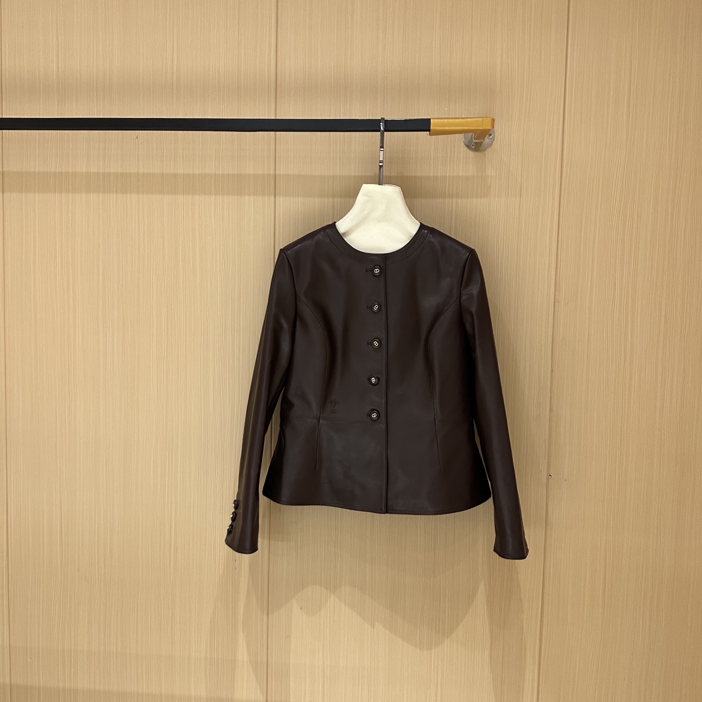 NO:868560,————Chirstian Dio*r———— 2025 autumn and winter new products The best leather clothing items this season!  The waist is designed with heavy-duty embroidered logo, and the style is versatile and fashionable!  - MATERIAL Material - leather imported vegetable tanned lambskin size S-XL, Dior-clothing, dior, dior, leather jacket, sheepskin,19860909—————Chirstian Dio*r———— 2025秋冬新品 本季度最佳皮衣单品！腰间运用重工绣花Logo设计,版型不挑人百搭又时髦！ - MATERIAL 材质 - 皮面进口植鞣小羊皮 size Ｓ-XL,迪奥-服装,dior,dior,leather jacket,sheepskin,,Women's clothing