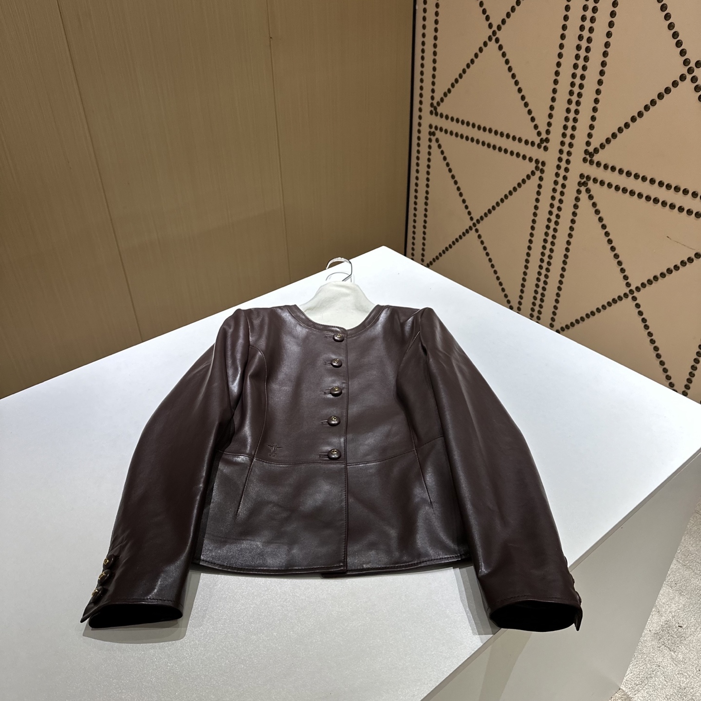 NO:890742,————Chirstian Dio*r———— New arrivals for autumn and winter This season’s best leather items!  The waist is designed with heavy-duty embroidered logo, and the style is versatile and fashionable!  - MATERIAL Material - leather imported vegetable tanned lambskin size S-XL, Dior-clothing, dior, dior, leather jacket, sheepskin,19860909—————Chirstian Dio*r———— 秋冬新品 本季度最佳皮衣单品！腰间运用重工绣花Logo设计,版型不挑人百搭又时髦！ - MATERIAL 材质 - 皮面进口植鞣小羊皮 size Ｓ-XL,迪奥-服装,dior,dior,leather jacket,sheepskin,,Women's clothing