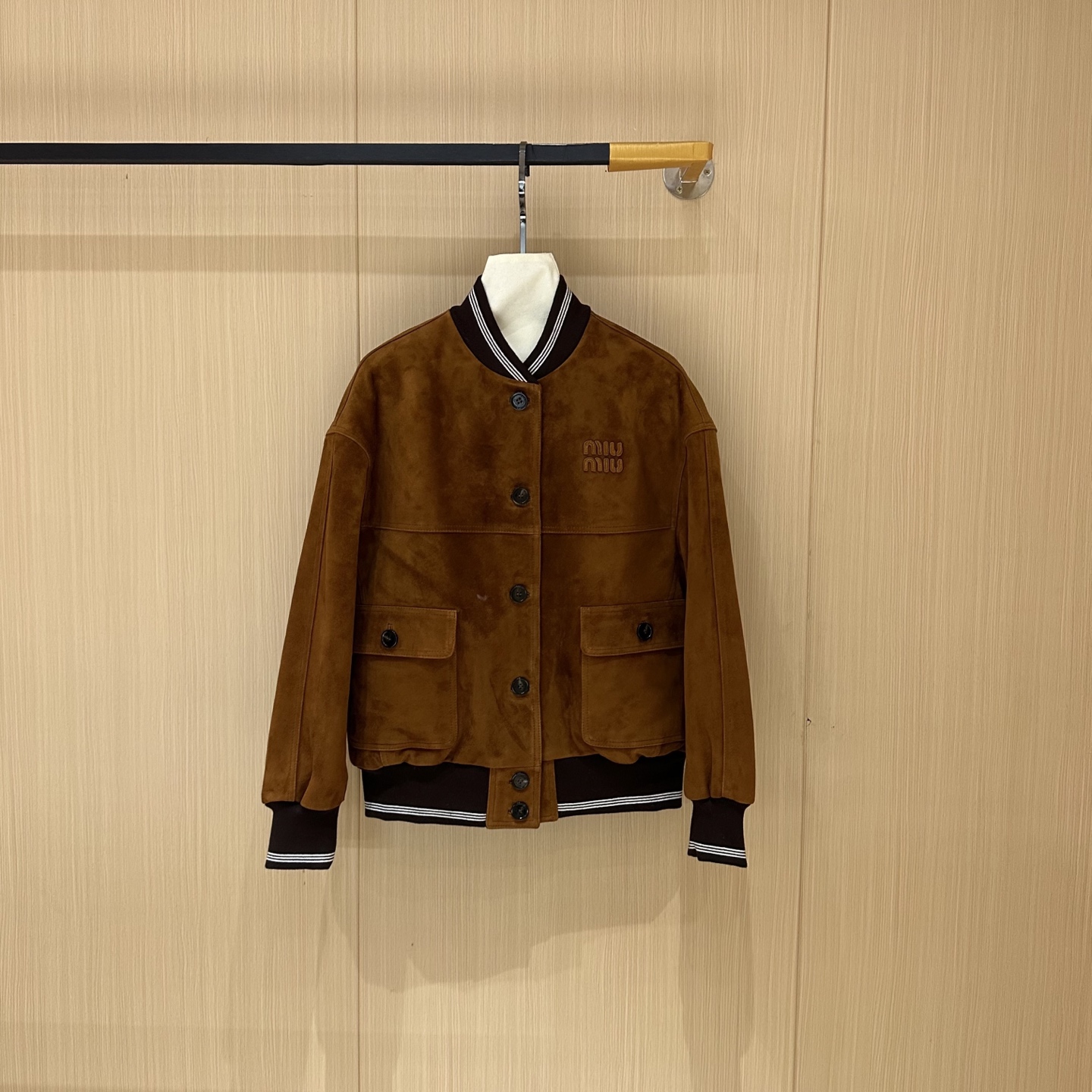 NO:890655,————MiuMiu—————— New imported suede mini jacket for autumn and winter!  . The best outerwear piece of the season!  Original custom-made, sweet and cool retro style, easy-to-match and fashionable version!  Simple and elegant!  - MATERIAL Material - Fabric imported lambskin (imported suede) sizeS-XL, Miumiu-clothing, miumiu, jackets & coats, sheepskin,19860909——————MiuMiu—————— 秋冬新品进口反绒小外套！. 本季度最佳外套单品！原版订制 甜酷风复古气质,版型不挑人百搭又时髦！简单简约又高级！ - MATERIAL 材质 - 面料进口小羊皮（进口反绒） sizeS-XL,缪缪-服装,miumiu,jackets & coats,sheepskin,,Women's clothing