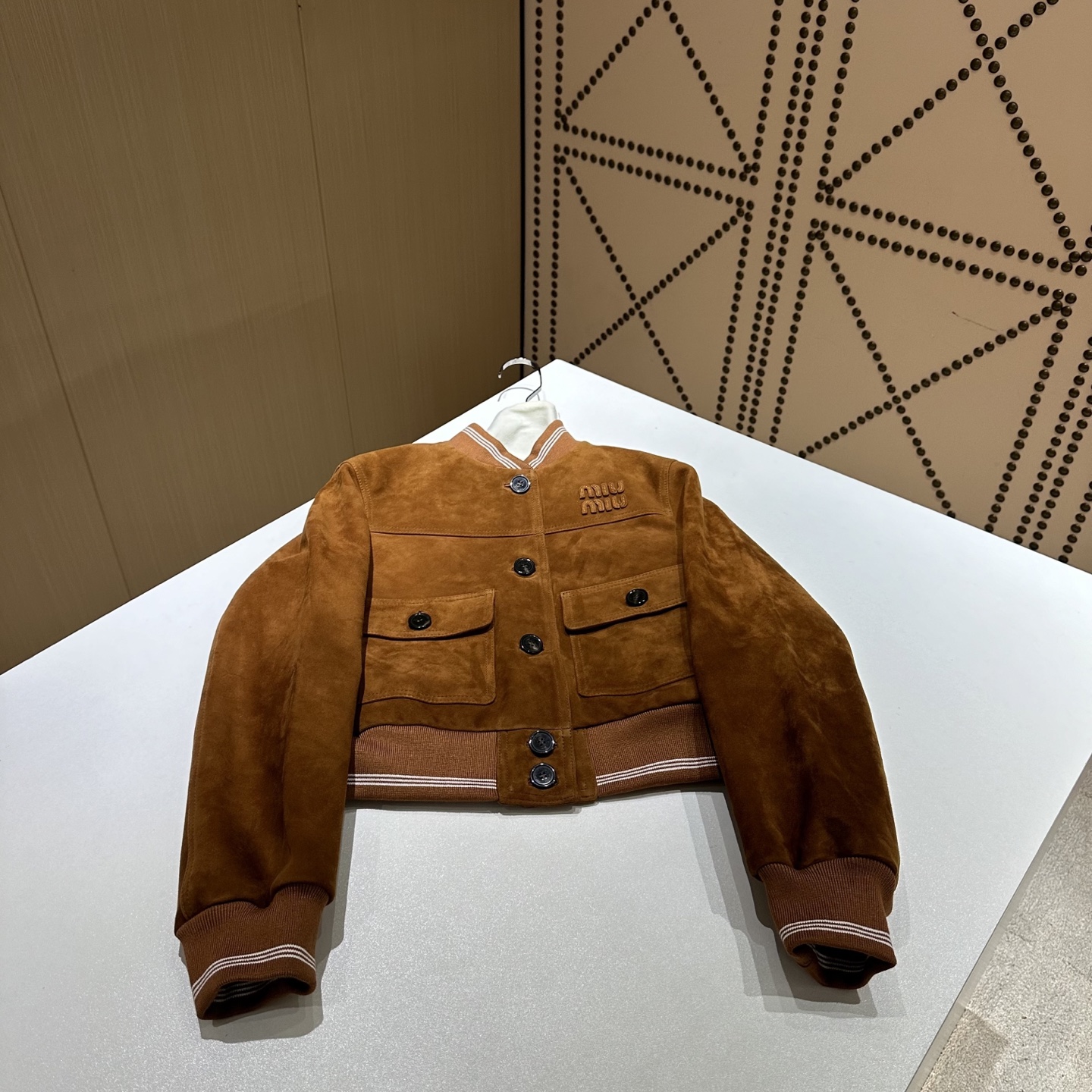 NO:866898,————MiuMiu—————— 2025 autumn and winter new imported anti-velvet small jacket!  . The best outerwear piece of the season!  Original custom-made, sweet and cool retro style, easy-to-match and fashionable version!  Simple and elegant!  - MATERIAL Material - Fabric imported lambskin (imported suede) sizeS-XL, Miumiu-clothing, miumiu, jackets & coats, sheepskin,19860909——————MiuMiu—————— 2025秋冬新品进口反绒小外套！. 本季度最佳外套单品！原版订制 甜酷风复古气质,版型不挑人百搭又时髦！简单简约又高级！ - MATERIAL 材质 - 面料进口小羊皮（进口反绒） sizeS-XL,缪缪-服装,miumiu,jackets & coats,sheepskin,,Women's clothing