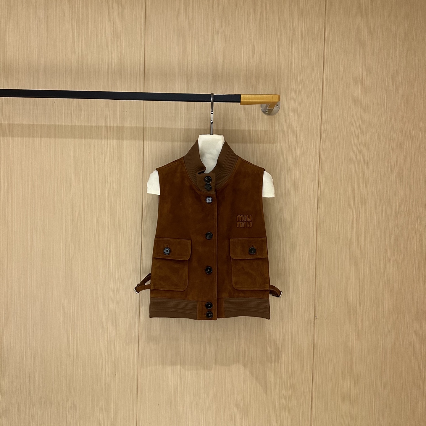 NO:868762,————MiuMiu—————— 2026SS new imported anti-velvet vest!  . The best outerwear piece of the season!  Original custom-made, sweet and cool retro style, easy-to-match and fashionable version!  Simple and elegant!  - MATERIAL Material - Fabric imported lambskin (imported suede) sizeS-XL, Miumiu-clothing, miumiu, jackets & coats, sheepskin,19860909——————MiuMiu—————— 2026SS新品进口反绒小马甲！. 本季度最佳外套单品！原版订制 甜酷风复古气质,版型不挑人百搭又时髦！简单简约又高级！ - MATERIAL 材质 - 面料进口小羊皮（进口反绒） sizeS-XL,缪缪-服装,miumiu,jackets & coats,sheepskin,,Women's clothing