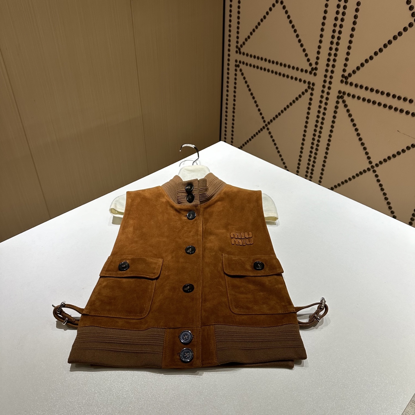 NO:868743,————MiuMiu—————— 2026SS new imported anti-velvet vest!  . The best outerwear piece of the season!  Original custom-made, sweet and cool retro style, easy-to-match and fashionable version!  Simple and elegant!  - MATERIAL Material - Fabric imported lambskin (imported suede) sizeS-XL, Miumiu-clothing, miumiu, jackets & coats, sheepskin,19860909——————MiuMiu—————— 2026SS新品进口反绒小马甲！. 本季度最佳外套单品！原版订制 甜酷风复古气质,版型不挑人百搭又时髦！简单简约又高级！ - MATERIAL 材质 - 面料进口小羊皮（进口反绒） sizeS-XL,缪缪-服装,miumiu,jackets & coats,sheepskin,,Women's clothing