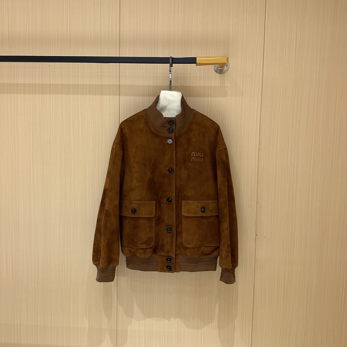 NO:890659,————MiuMiu—————— 2026SS new imported anti-velvet jacket!  . The best outerwear piece of the season!  Original custom-made, sweet and cool retro style, easy-to-match and fashionable version!  Simple and elegant!  - MATERIAL Material - Fabric imported lambskin (imported suede) sizeS-XL, Miumiu-clothing, miumiu, jackets & coats, sheepskin,19860909——————MiuMiu—————— 2026SS新品进口反绒外套！. 本季度最佳外套单品！原版订制 甜酷风复古气质,版型不挑人百搭又时髦！简单简约又高级！ - MATERIAL 材质 - 面料进口小羊皮（进口反绒） sizeS-XL,缪缪-服装,miumiu,jackets & coats,sheepskin,,Women's clothing
