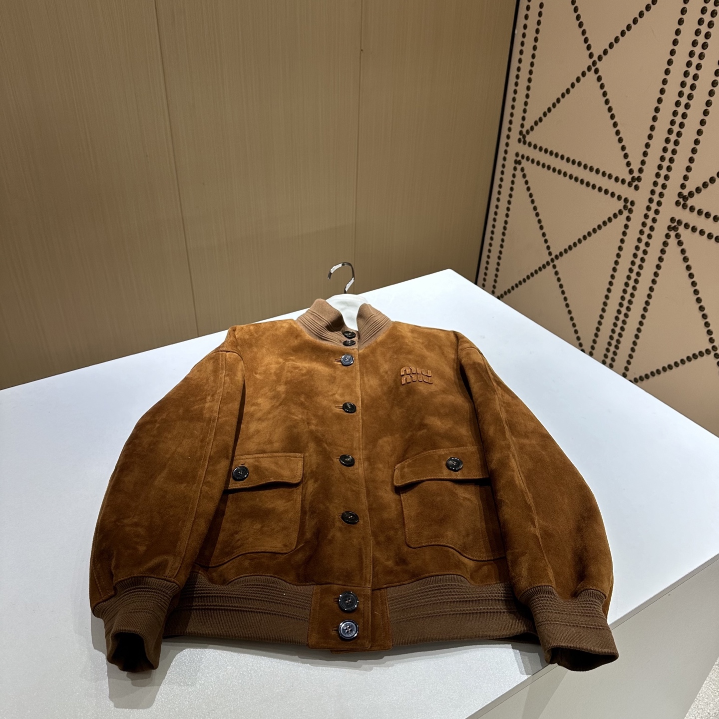 NO:866881,————MiuMiu—————— 2026SS new imported anti-velvet jacket!  . The best outerwear piece of the season!  Original custom-made, sweet and cool retro style, easy-to-match and fashionable version!  Simple and elegant!  - MATERIAL Material - Fabric imported lambskin (imported suede) sizeS-XL, Miumiu-clothing, miumiu, jackets & coats, sheepskin,19860909——————MiuMiu—————— 2026SS新品进口反绒外套！. 本季度最佳外套单品！原版订制 甜酷风复古气质,版型不挑人百搭又时髦！简单简约又高级！ - MATERIAL 材质 - 面料进口小羊皮（进口反绒） sizeS-XL,缪缪-服装,miumiu,jackets & coats,sheepskin,,Women's clothing