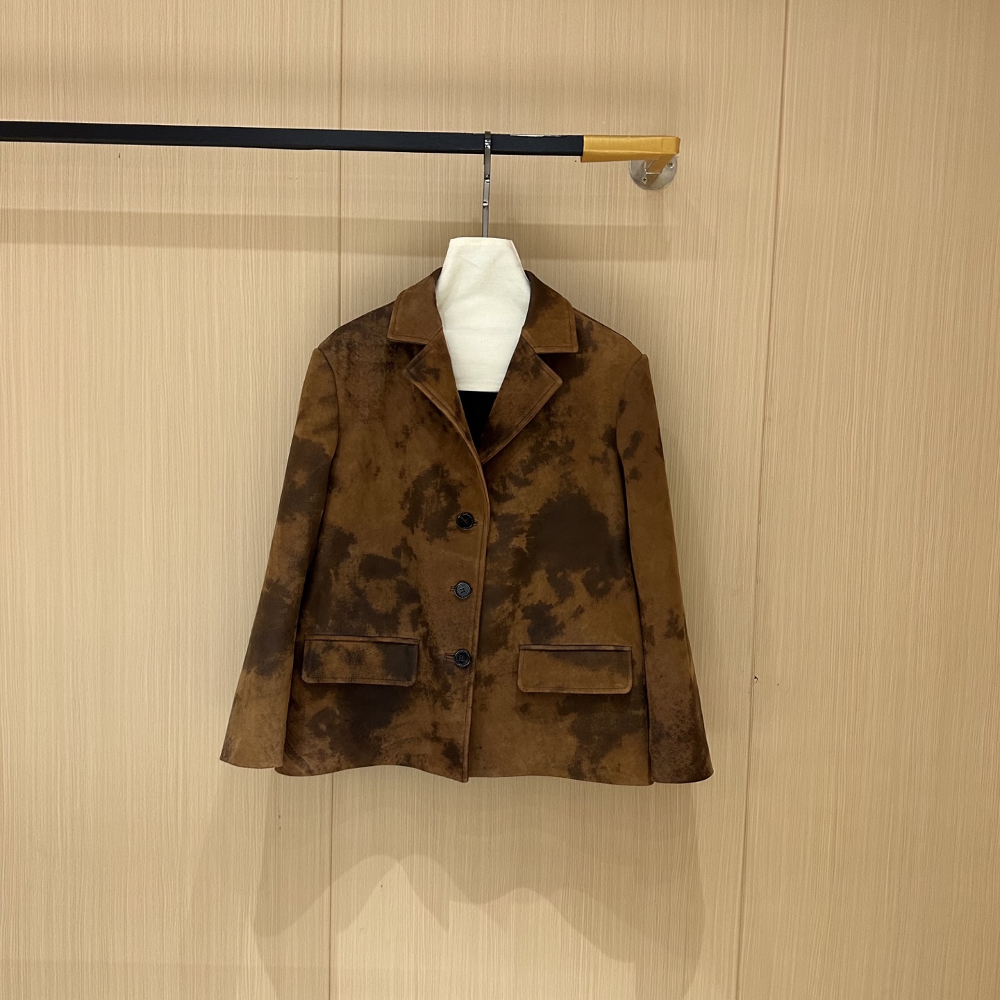 NO:868285,————MiuMiu—————— 2025 autumn and winter new leather small jacket!  The best outerwear item of the season!  Original custom-made, sweet and cool retro style, easy-to-match and fashionable version!  Simple and elegant!  - MATERIAL - Fabric imported custom lambskin sizeS-XL, Miumiu-clothing, miumiu, jackets & coats, sheepskin,19860909——————MiuMiu—————— 2025秋冬新品真皮小外套！本季度最佳外套单品！原版订制 甜酷风复古气质,版型不挑人百搭又时髦！简单简约又高级！ - MATERIAL 材质 - 面料进口定制小羊皮 sizeS-XL,缪缪-服装,miumiu,jackets & coats,sheepskin,,Women's clothing